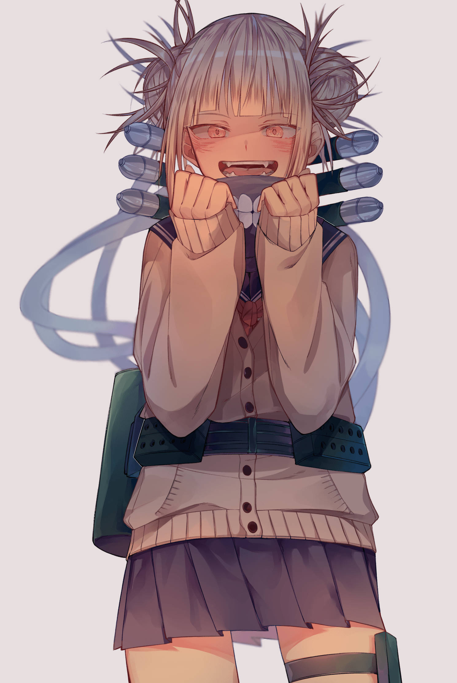 Himiko Toga 與武器 壁紙 — 動畫女孩，灰色尖刺頭髮，紅色眼睛，穿著帶有機械臂的校服，咬著一隻蝴蝶。