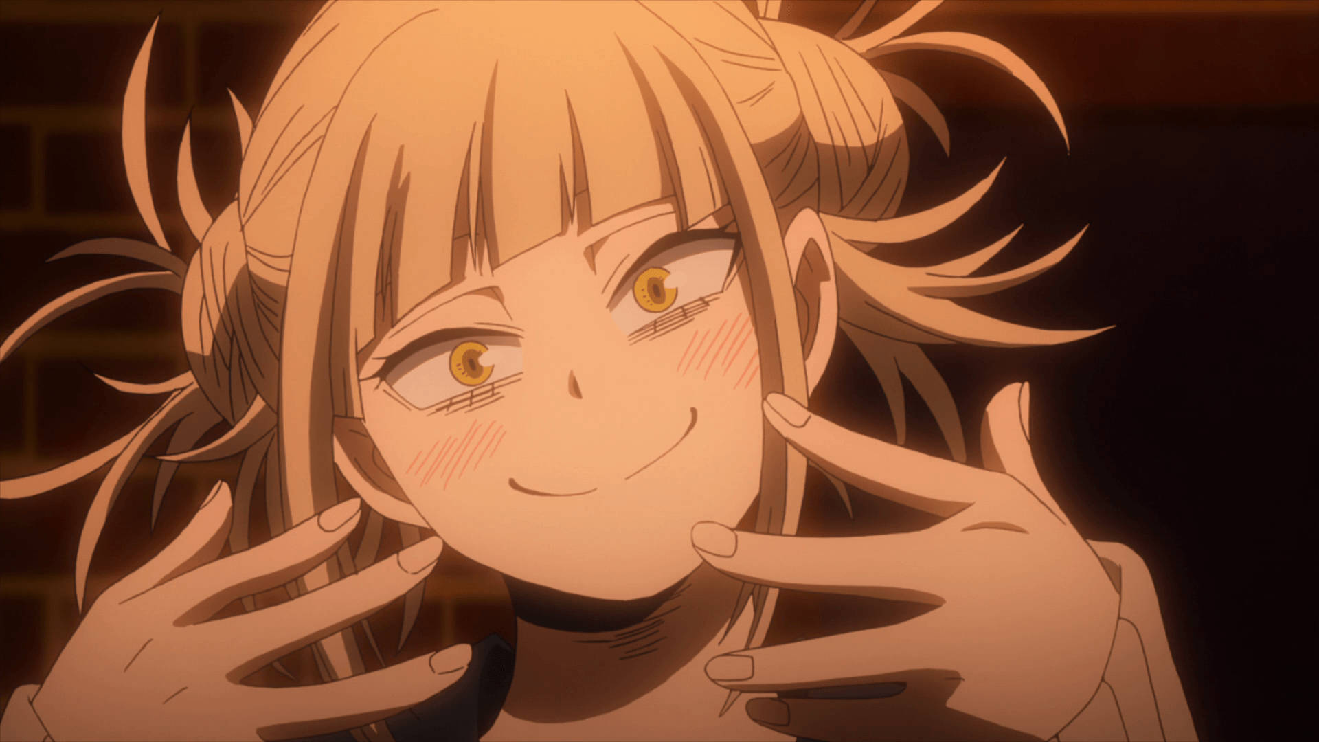 Himiko Toga 近照 壁紙 — 一位開朗的動漫女孩，金髮金眸，在溫暖燈光下用雙手托著臉頰，露出溫暖的笑容。
