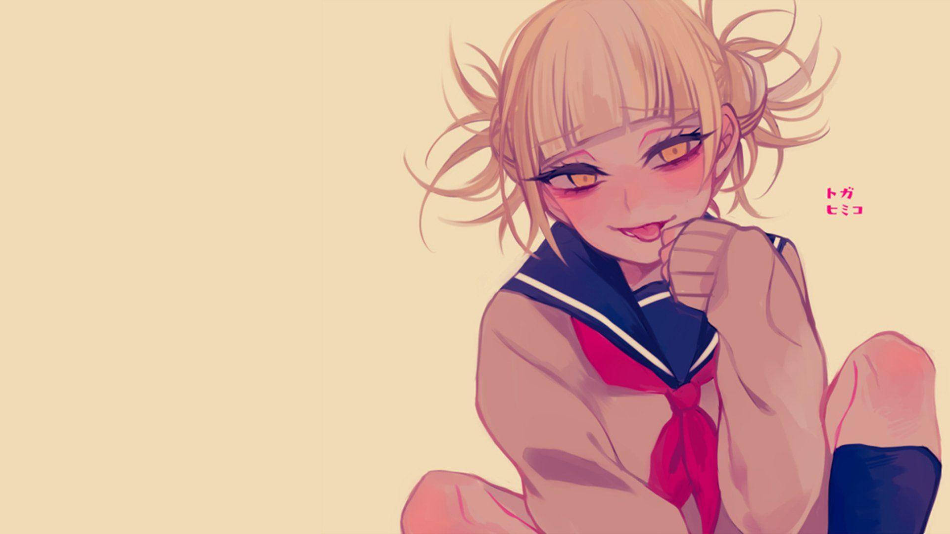 Himiko Toga 魔鬼臉龐 壁紙 — 一個開心的動漫女孩，金色雙馬尾和橙色眼睛，穿著水手服，在柔和的米色背景前微笑。