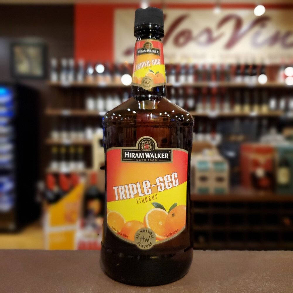 正宗 Hiram Walker 三倍橙味利口酒 壁紙 — 一瓶 Hiram Walker Triple Sec 利口酒醒目地放在商店櫃檯上，背景是模糊的酒架。