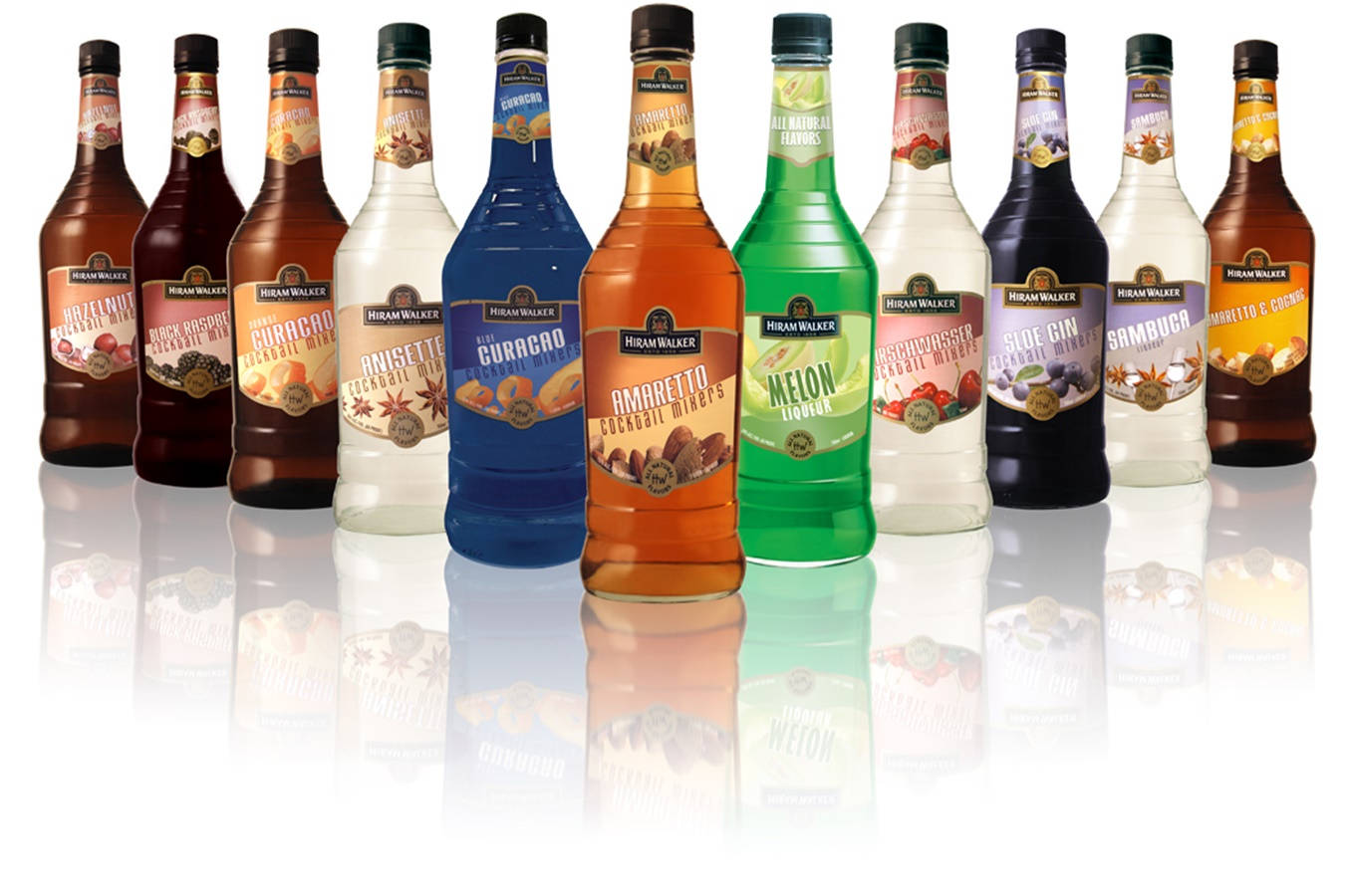 Hiram Walker 酒品調酒混合系列 壁紙 — 一排色彩繽紛的Hiram Walker雞尾酒利口酒瓶，帶有鮮豔標籤和白色表面上的倒影。