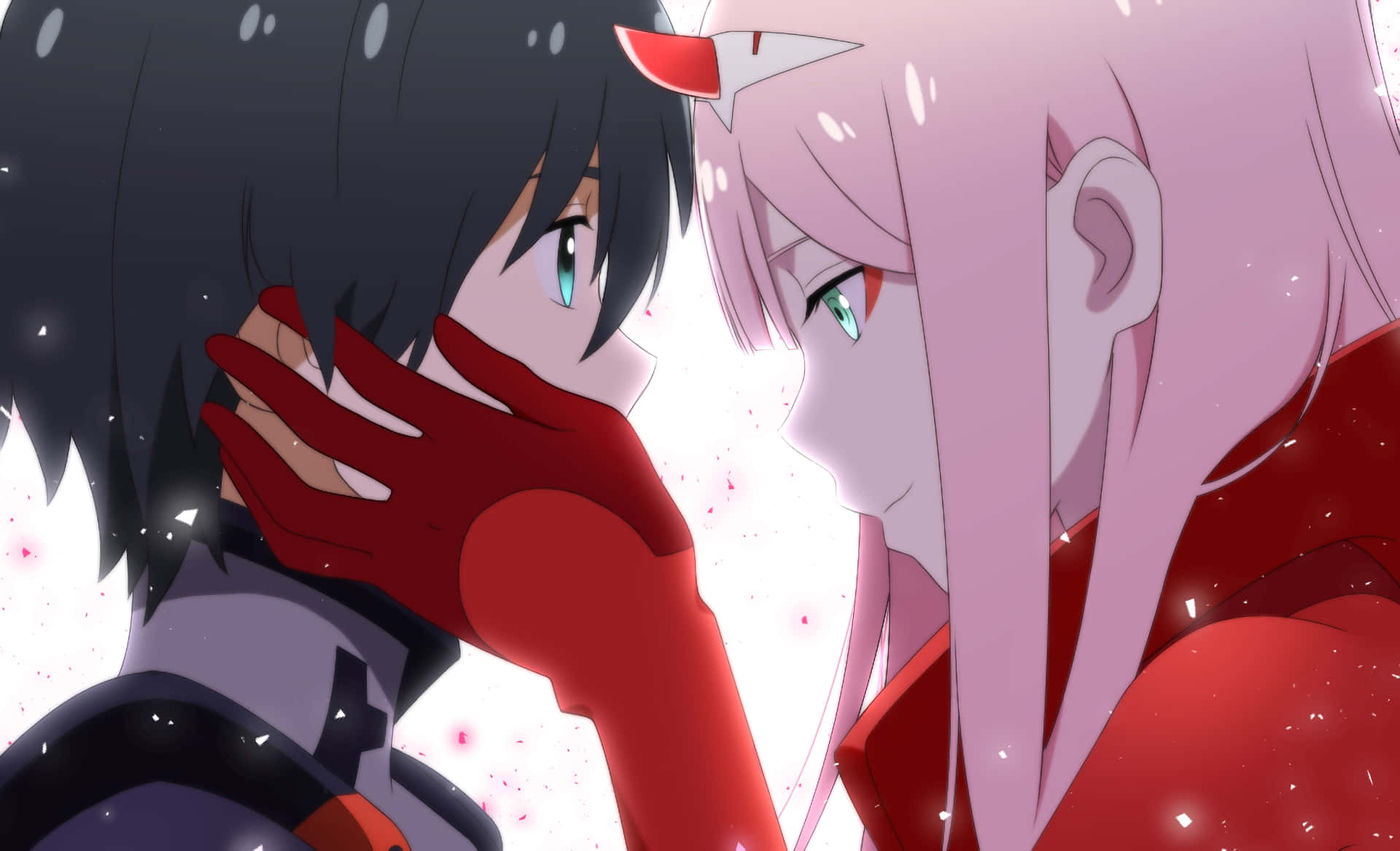 Hiro、Zero Two 及其隊伍誓守人類未來。 壁紙 — 兩個戴紅色手套的動漫角色在閃爍的白色背景前分享親密時刻。