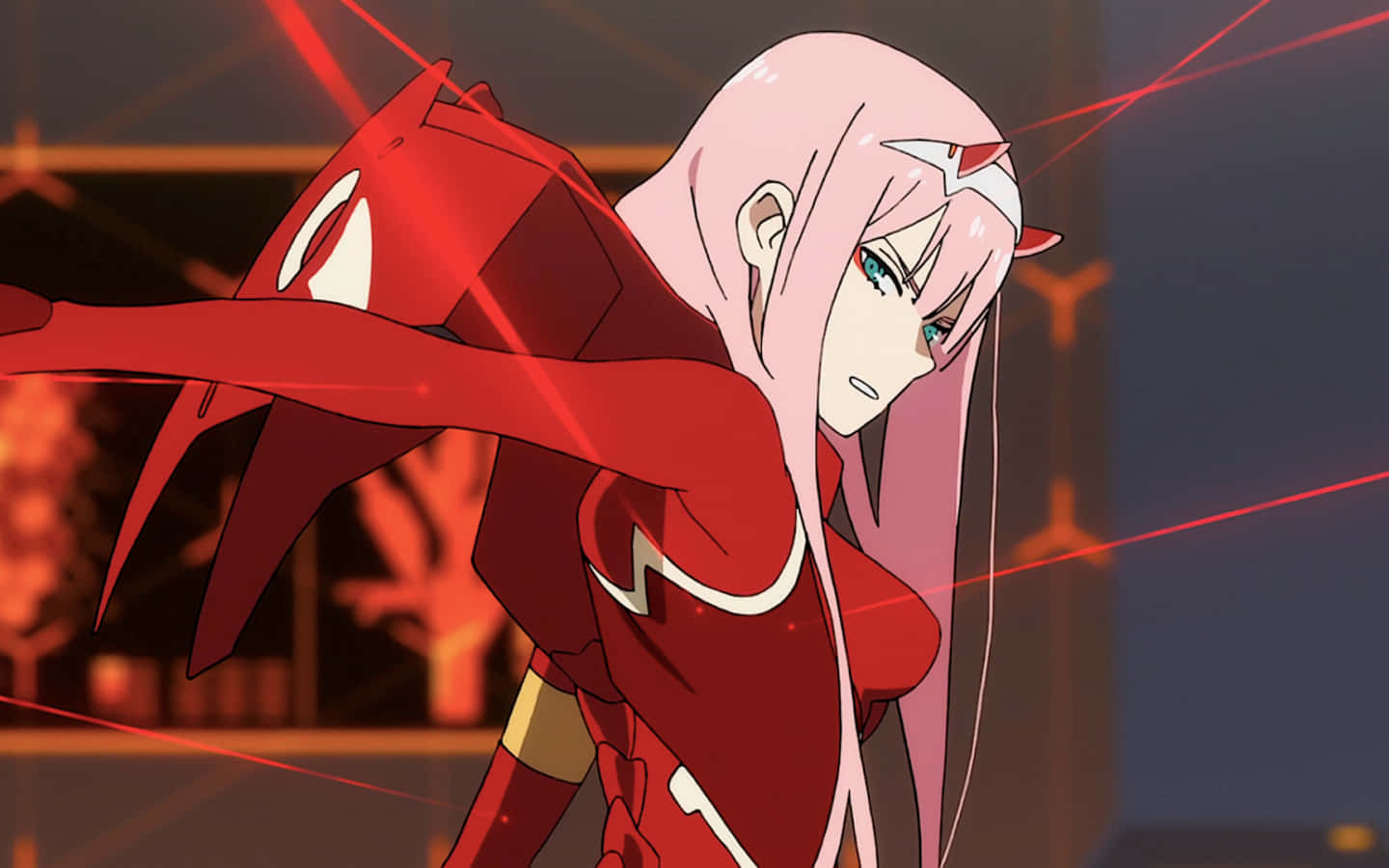Hiro 與 Zero Two，Darling in the Franxx 中的完美情侶 壁紙 — 粉紅色頭髮、身穿紅色盔甲的動漫女孩，在昏暗的未來場景中，在發光的紅色激光束中擺出動態姿勢。