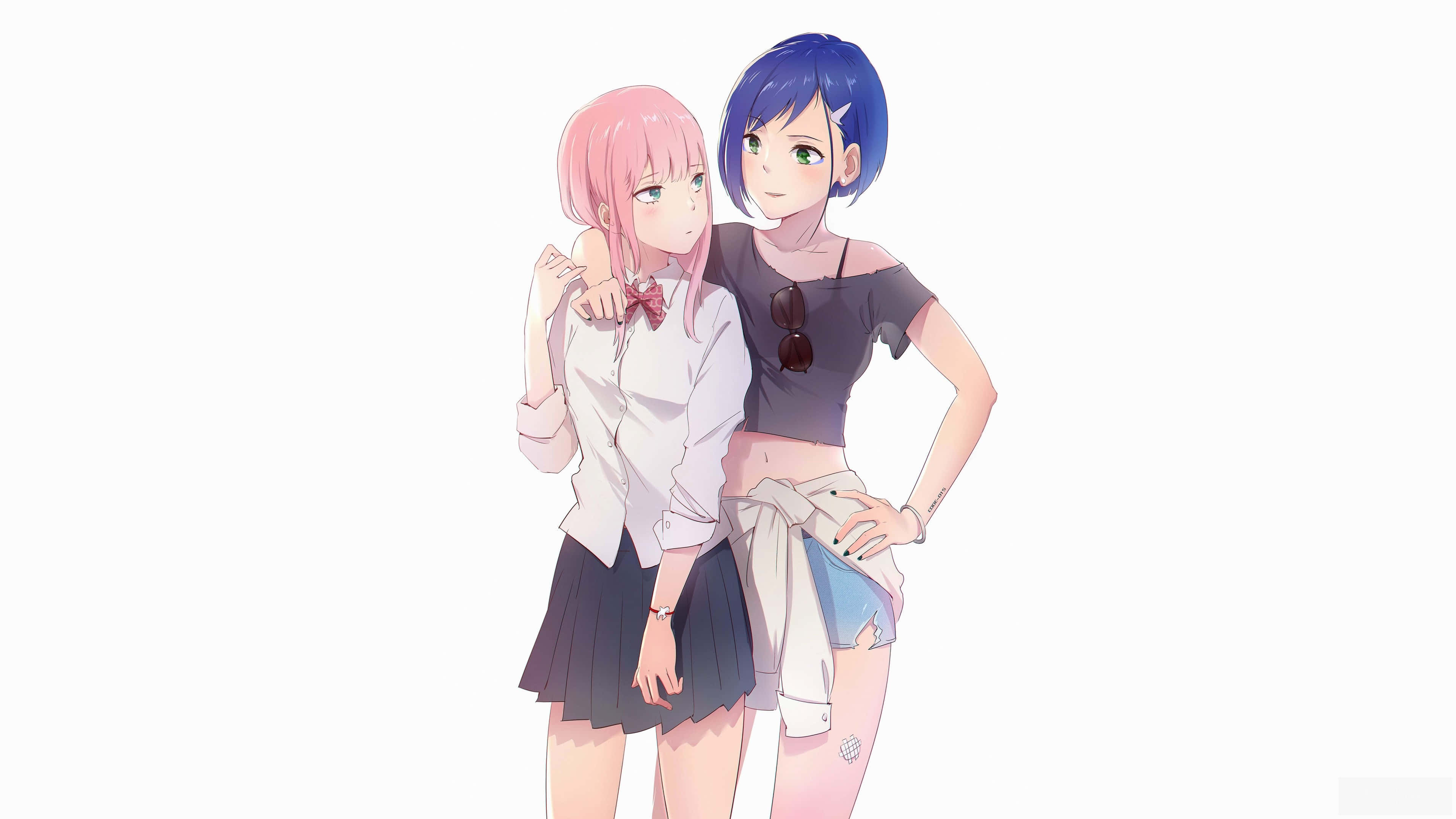 Hiro 與 Zero Two 激情相擁 壁紙 — 兩個動漫女孩，一個粉紅色頭髮，一個藍色頭髮，在純白色背景前緊密站在一起。