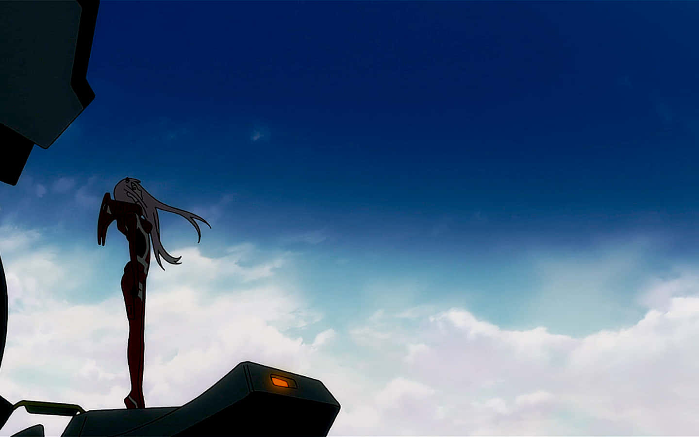 Hiro 與 Zero Two 探索未來都市 壁紙 — 一個孤獨的動漫女孩站在機械結構上，背景是廣闊的藍天和縷縷白雲。
