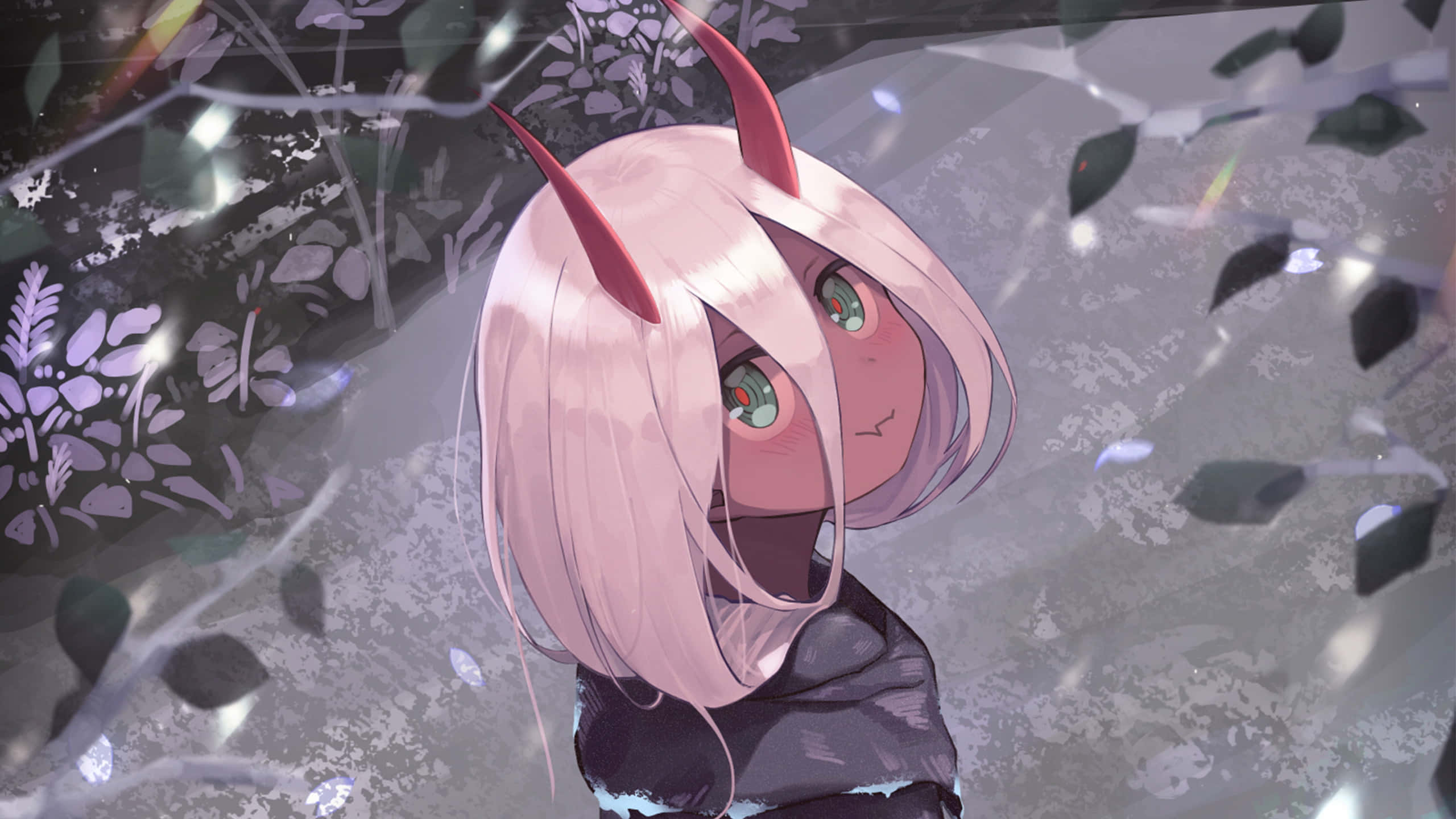 Hiro與Zero Two成為《Darling in the Franxx》中的傳奇組合 壁紙 — 一位粉紅色頭髮、紅色角的動畫女孩，透過落葉和發光的光芒仰望夢幻森林場景。