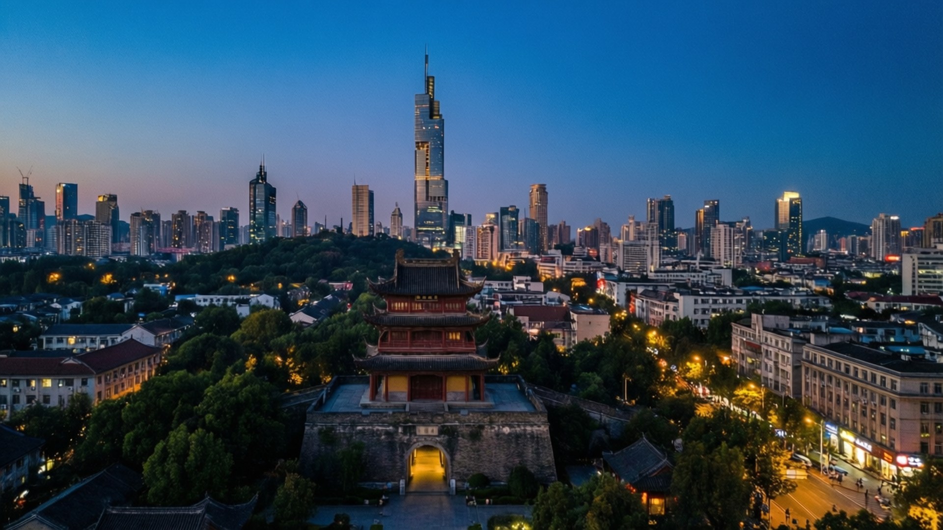 Nanjing 桌布 壁紙 — 一座歷史悠久的寶塔在現代摩天大樓和閃爍的城市街道的暮色天際線中亮起。