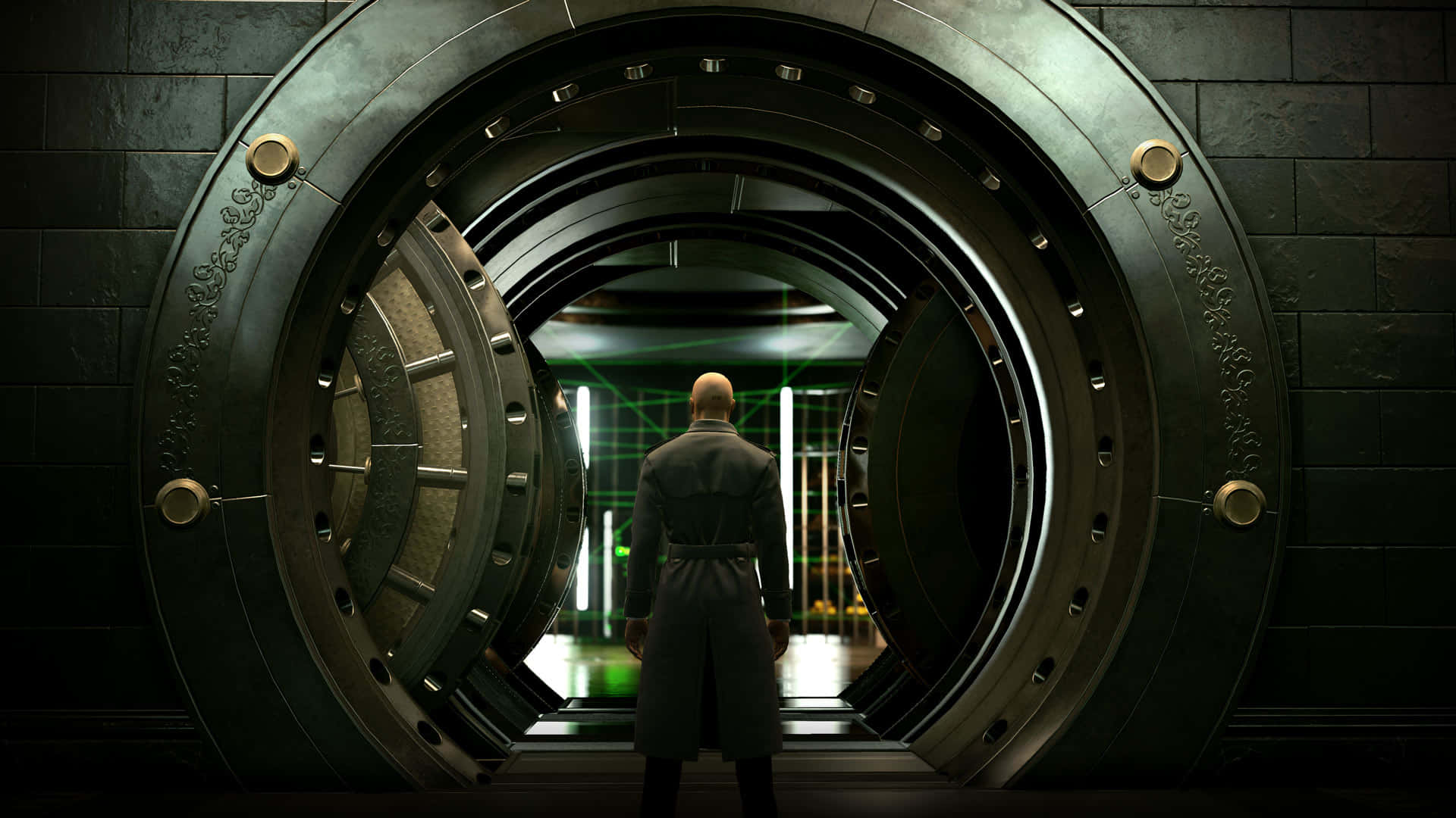 《Hitman 2》中的特工47展開新任務 壁紙 — 一個光頭男子穿著風衣，站在一個巨大的圓形金庫門前，門後露出一條發光的綠色走廊。