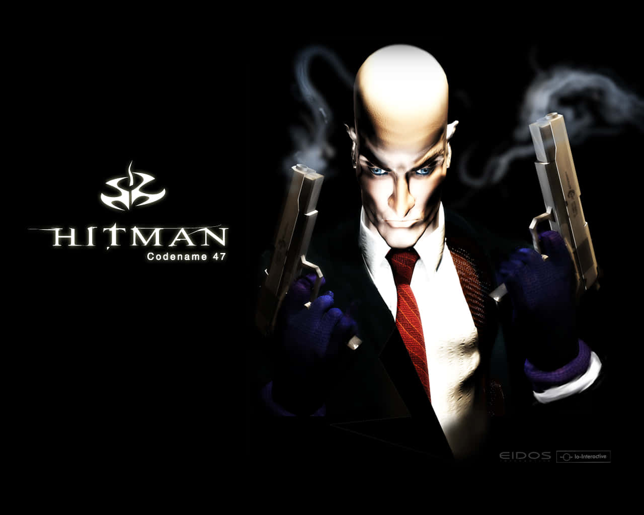 《Hitman 2》——以絕對精準達成目標 壁紙 — 一個光頭刺客穿著西裝，在黑色背景前手持兩把冒煙的手槍，並帶有遊戲標誌。
