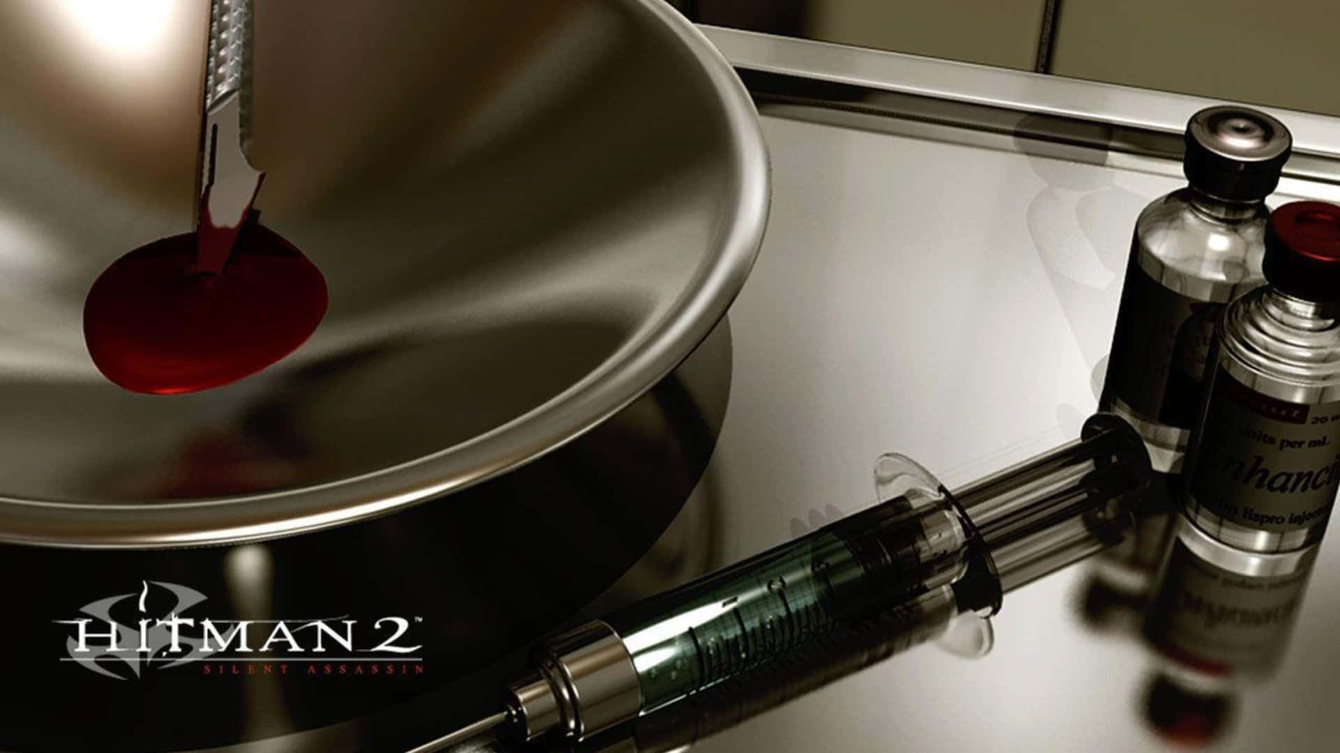 《Hitman 2》毒藥注射器與試管背景 壁紙 — 一個注射器和標有 'enhancer' 的小瓶的特寫，放在反光的金屬表面上，紅色液體滴入碗中。