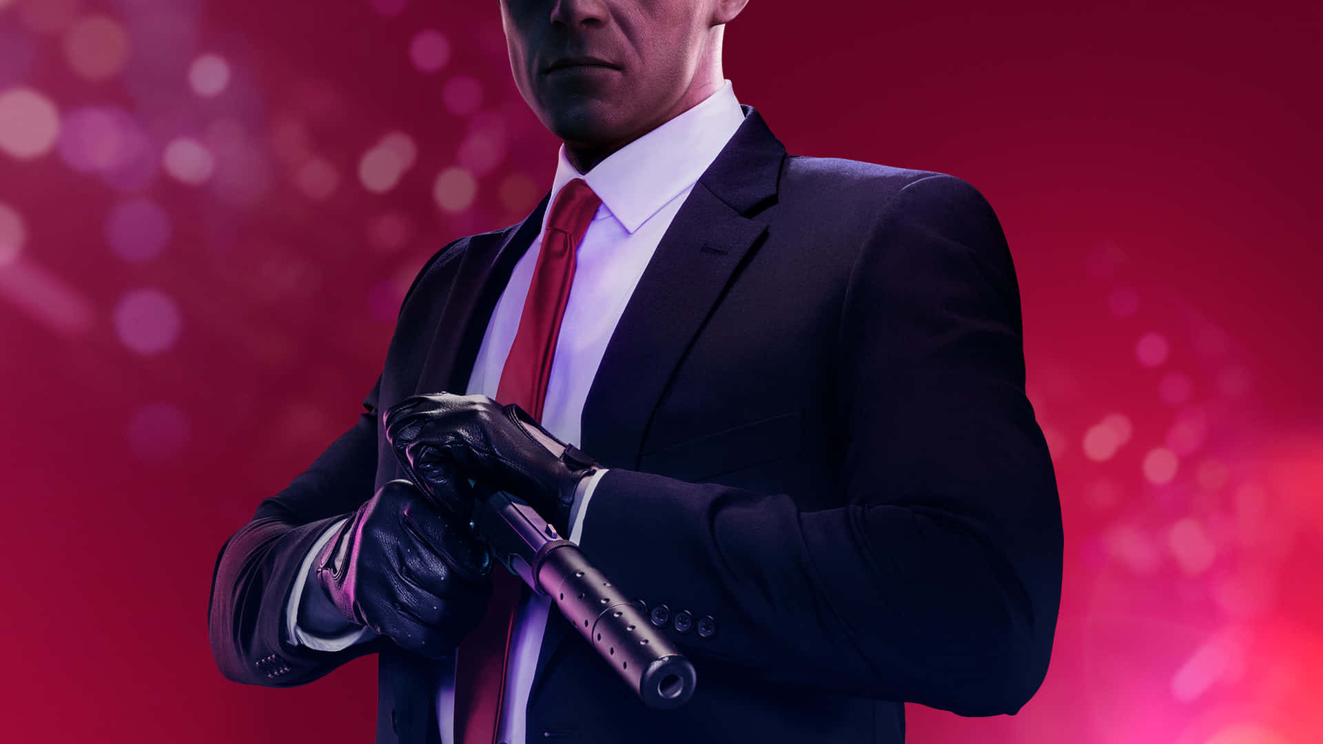 《Hitman 2》——潛行的未來。 壁紙 — 一名身穿俐落黑色西裝和紅色領帶的男子，手持消音手槍，背景是充滿活力的粉紅色散景。