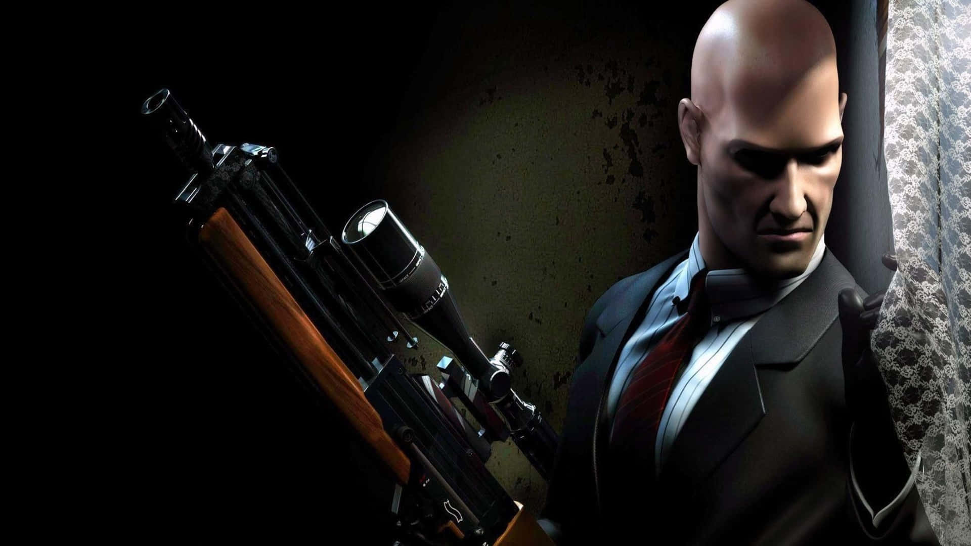 《Hitman 2》特工47掀開簾幕 壁紙 — 一個光頭刺客穿著西裝，拿著狙擊步槍靠著一堵帶有蕾絲窗簾的陰暗粗糙牆壁。