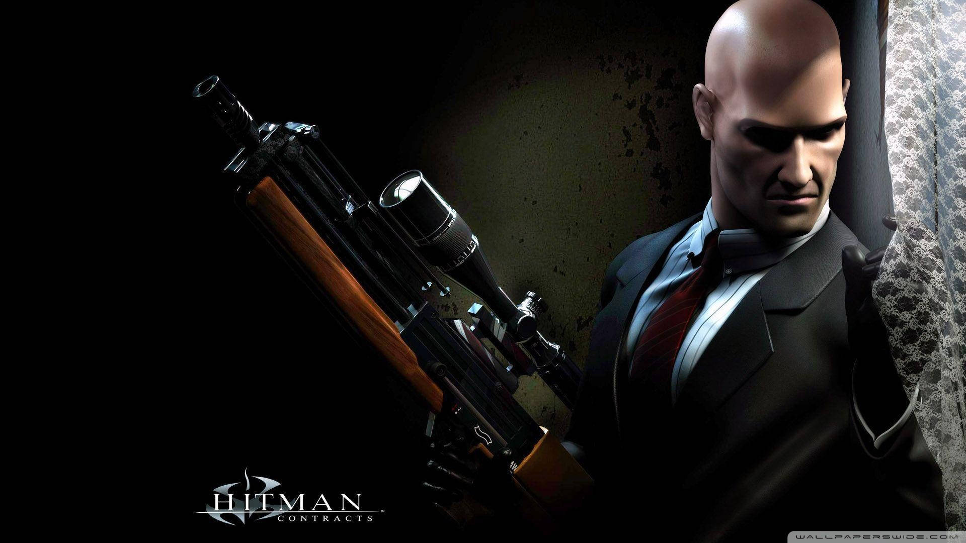 Hitman Contracts 中身穿西裝的刺客在昏暗的房間裡手持狙擊步槍。