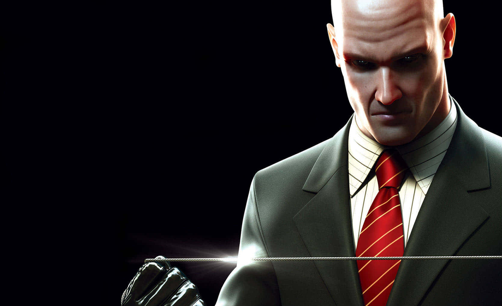 《Hitman 2》賽車場暗殺地景 壁紙 — 一個光頭男人穿著西裝和紅色領帶，在黑色背景前專注地拿著一條發光的電線。