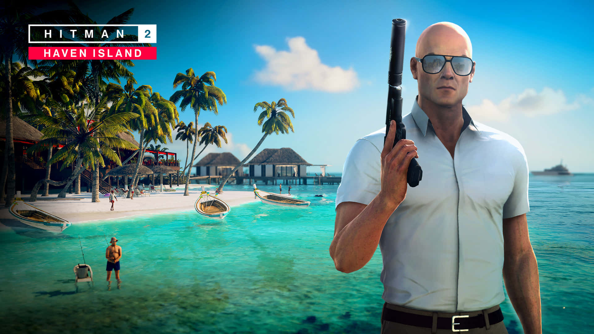 《Hitman 2》高解析度遊戲壁紙 壁紙 — 一名光頭殺手戴著太陽眼鏡，在熱帶島嶼背景下手持消音手槍，背景有棕櫚樹、水上平房和碧綠海水。