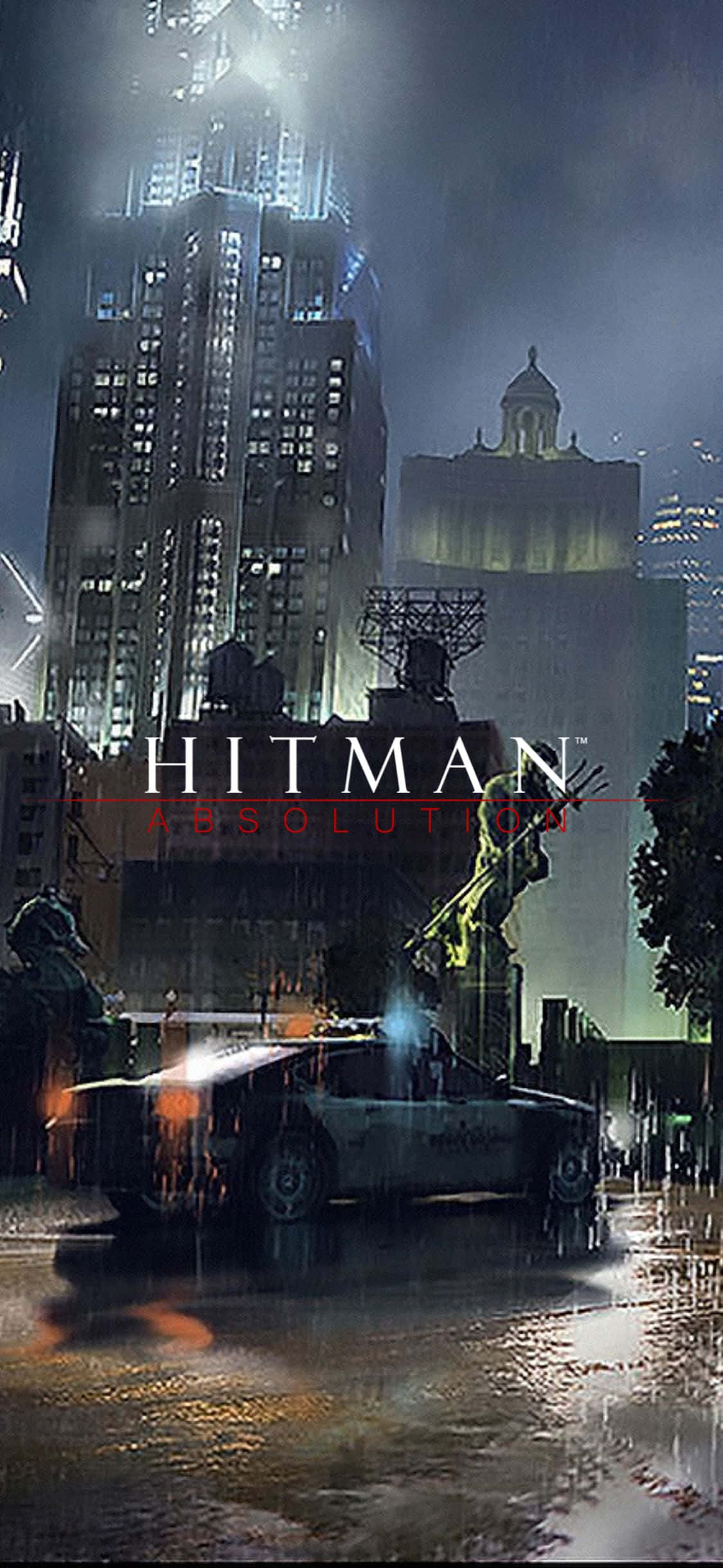 《Hitman Absolution》：搭配 iPhone X 的大膽外觀，體驗驚悚遊戲 壁紙 — 夜晚雨濕的城市街道，有警車和高聳的摩天大樓，在霓虹燈下。
