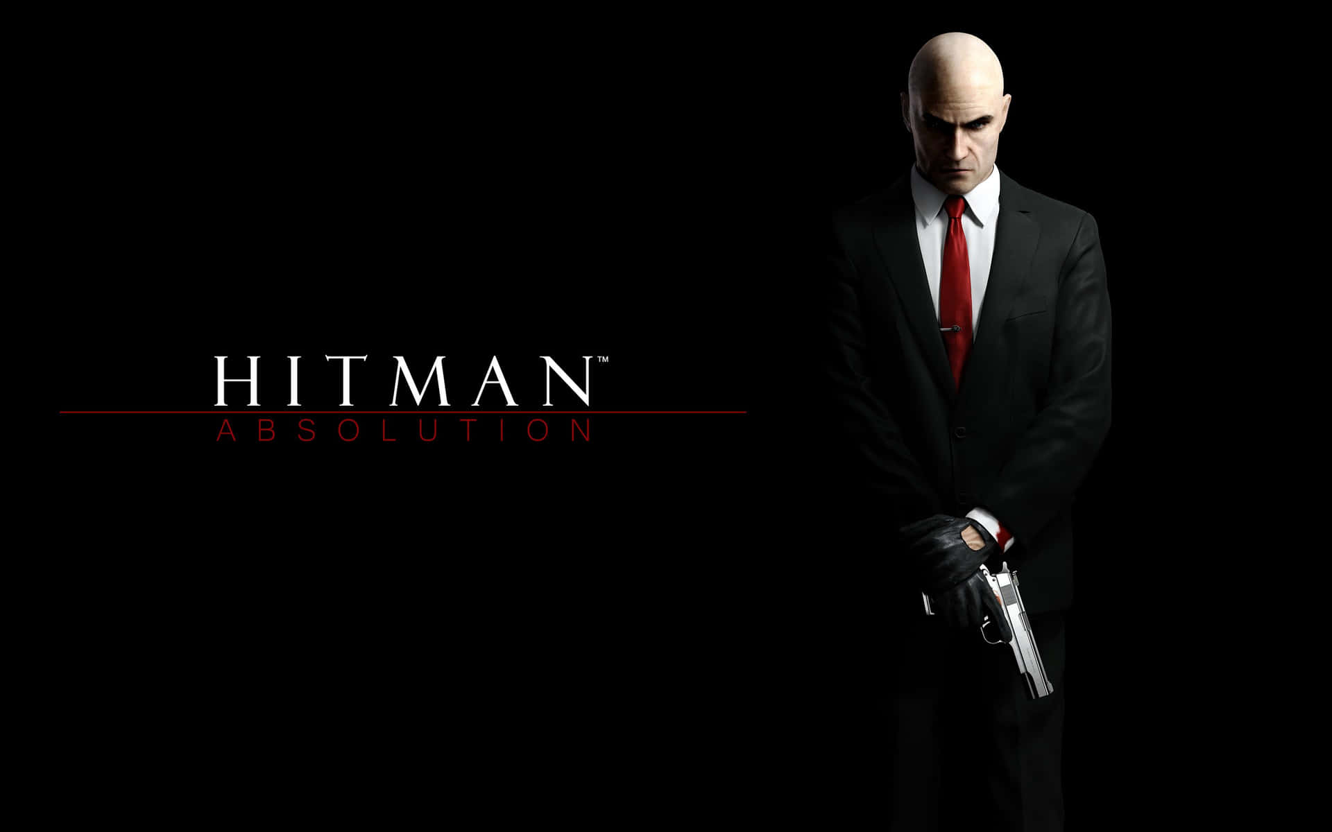 Hitman角色穿著黑色西裝在黑暗背景上拿著手槍。