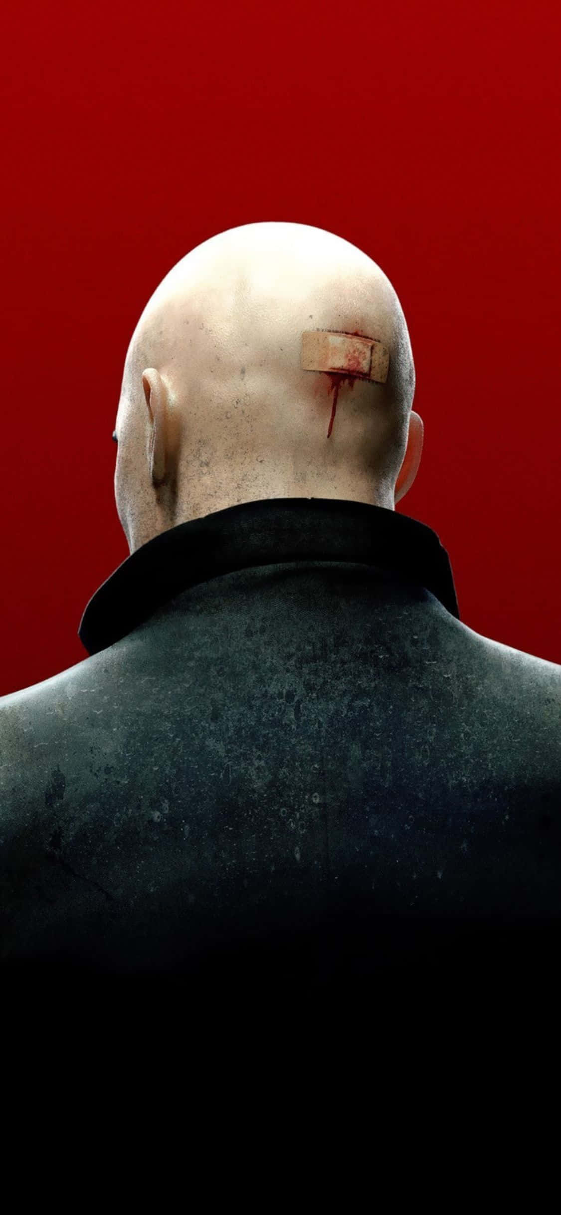 《Hitman Absolution》現已登陸 iPhone X 壁紙 — 一個光頭男人身穿深色外套，頭上纏著血跡斑斑的繃帶，背景是鮮紅色。
