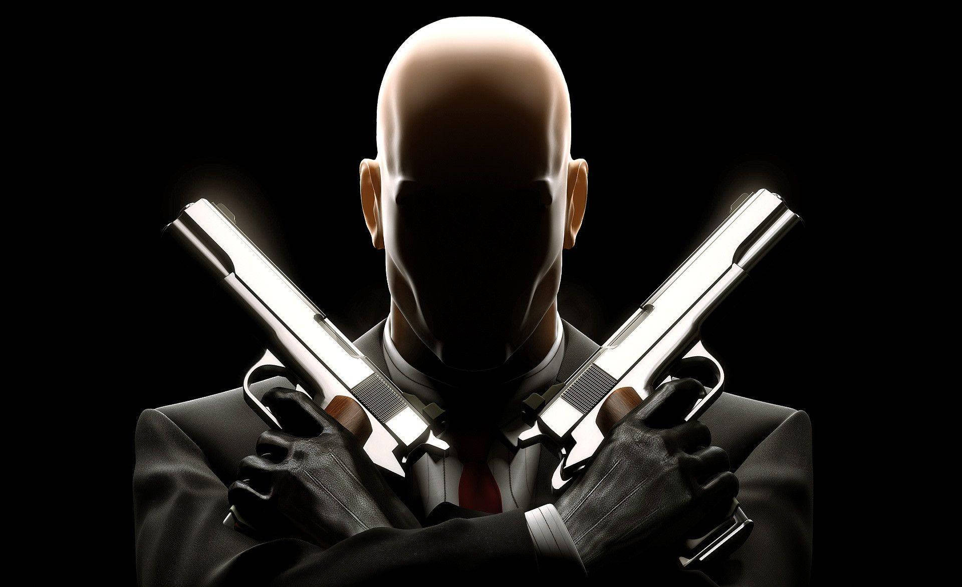 酷炫遊戲 Hitman 狙擊手 壁紙 — 一個光頭男人穿著黑色西裝，在深色背景前將兩把銀色手槍交叉放在胸前。