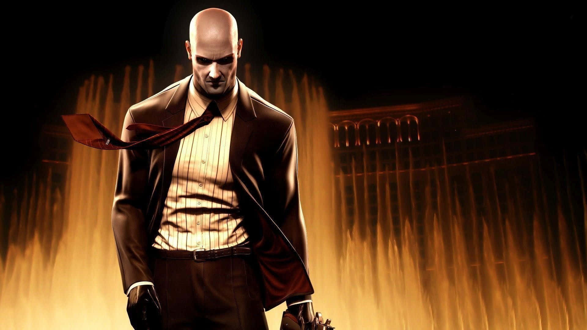 Hitman Blood Money：47號特工站在噴泉前 壁紙 — 一個光頭男人穿著深色西裝和鬆開的領帶，在戲劇性燈光下，對著火橙色背景威嚇地站立。