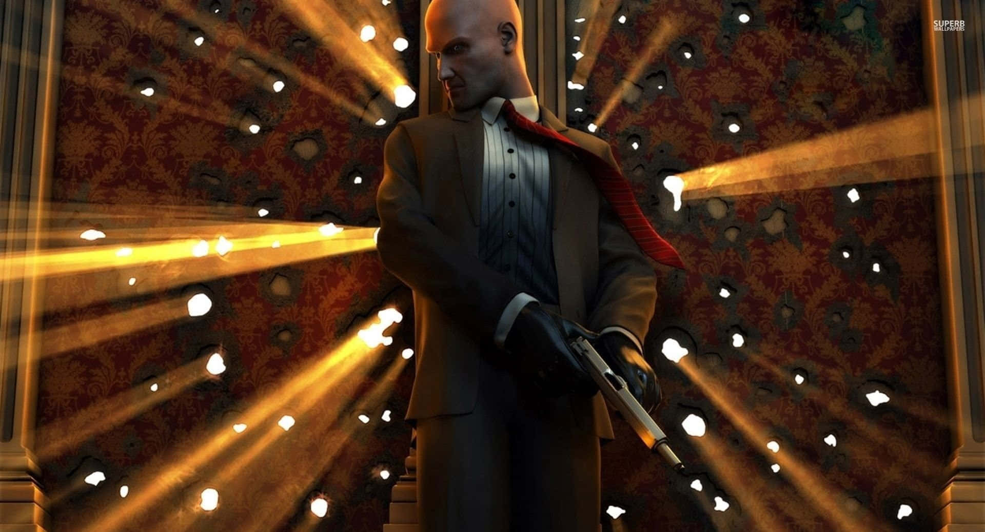 Hitman Blood Money：47號特工躲避子彈 壁紙 — 一個光頭刺客穿著西裝，在穿透佈滿彈孔的牆紙的金色光束中手持槍支。