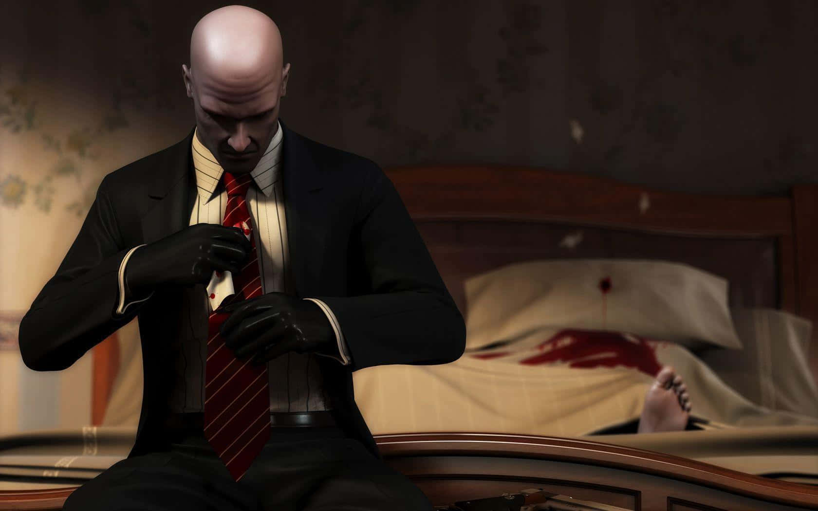 Hitman Blood Money：殺手47號 壁紙 — 一個光頭男人穿著西裝，坐在床上調整他沾滿血跡的領帶，身後有一具屍體。