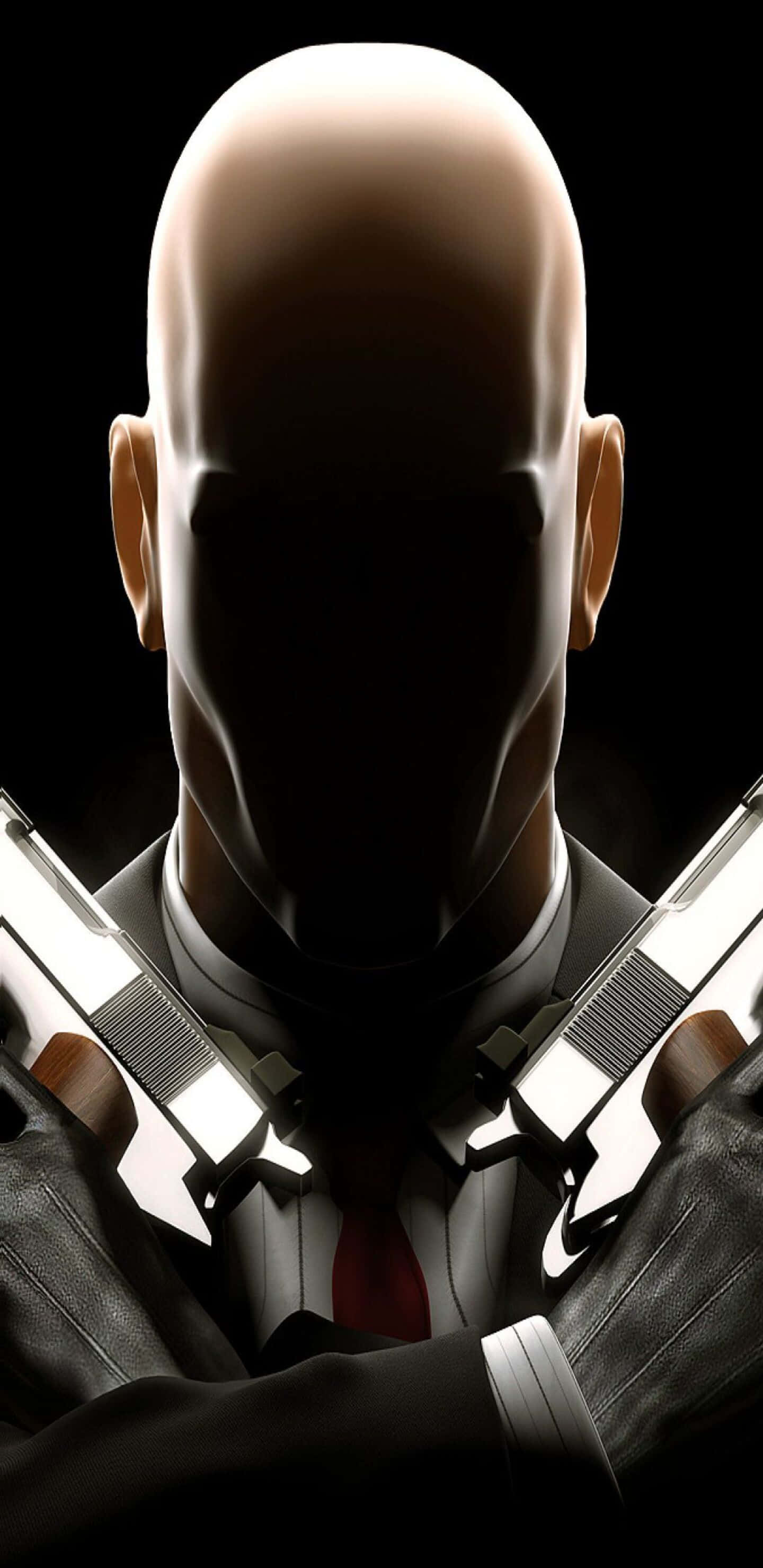 Hitman 行動中 — 準備執行任務 壁紙 — 一個光頭男子身穿西裝打紅色領帶，雙手交叉握著兩把手槍放在胸前，背景為黑色。