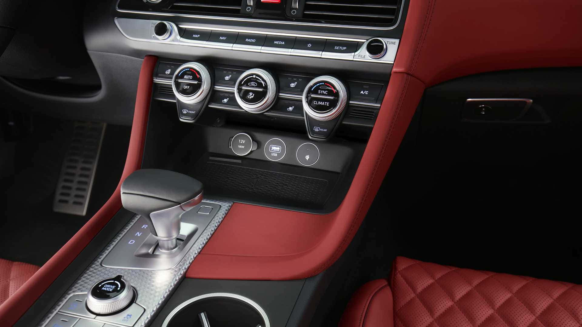 Genesis G70 桌布 壁紙 — 豪華車內飾，紅色菱格皮革座椅，銀色排檔桿，周圍是黑色儀表板控制裝置。
