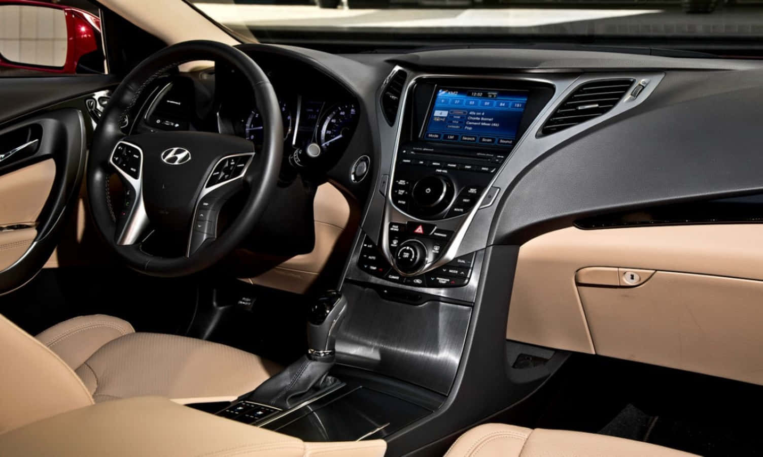 Hyundai Azera 桌布 壁紙 — 豪華車內飾，配備米色皮革座椅、黑色儀表板和數碼顯示屏，在明亮的日光下。