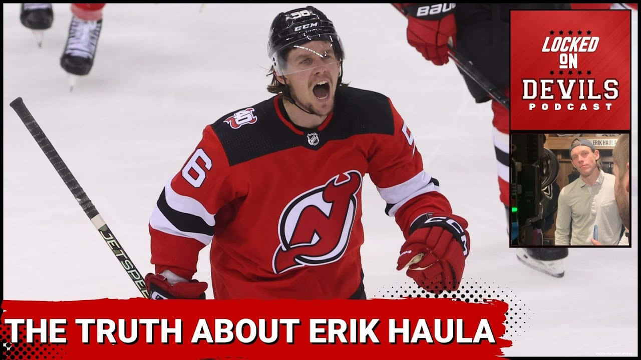 Erik Haula 桌布 壁紙 — 一名身穿紅色魔鬼隊球衣的冰球運動員在比賽中，在冰上伴隨著播客疊加層勝利地吶喊。
