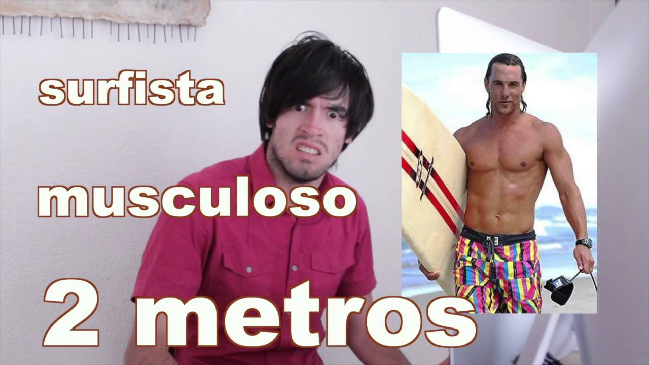 HolaSoyGerman 與健壯衝浪者 壁紙 — 一名身穿粉紅色襯衫的男子在一張肌肉發達的衝浪者手持衝浪板的照片旁邊露出震驚的表情。