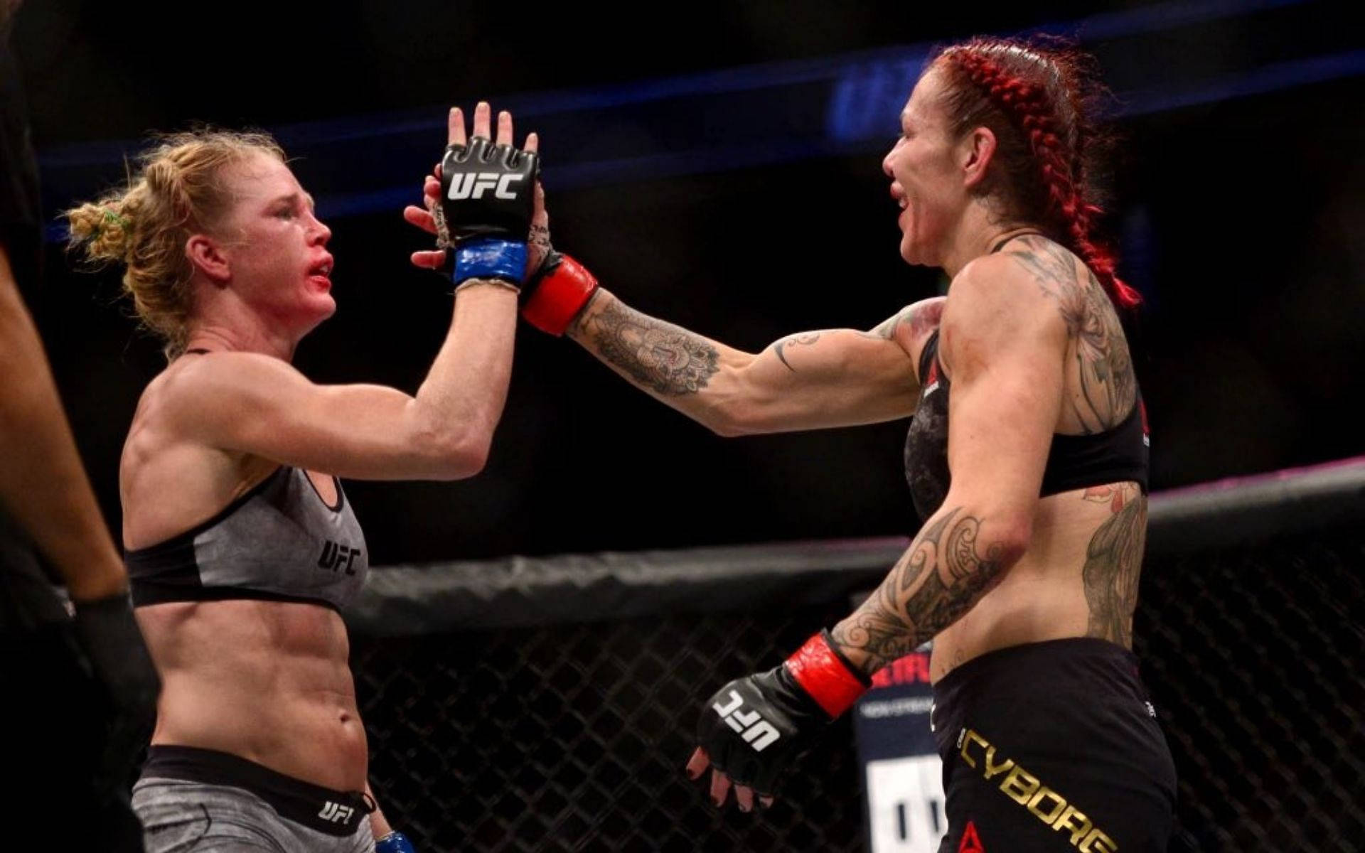 Holly Holm 與 Cris "Cyborg" Justino 互擊掌 壁紙 — 兩名女性MMA拳手在UFC八角籠內比賽後互相擊掌。