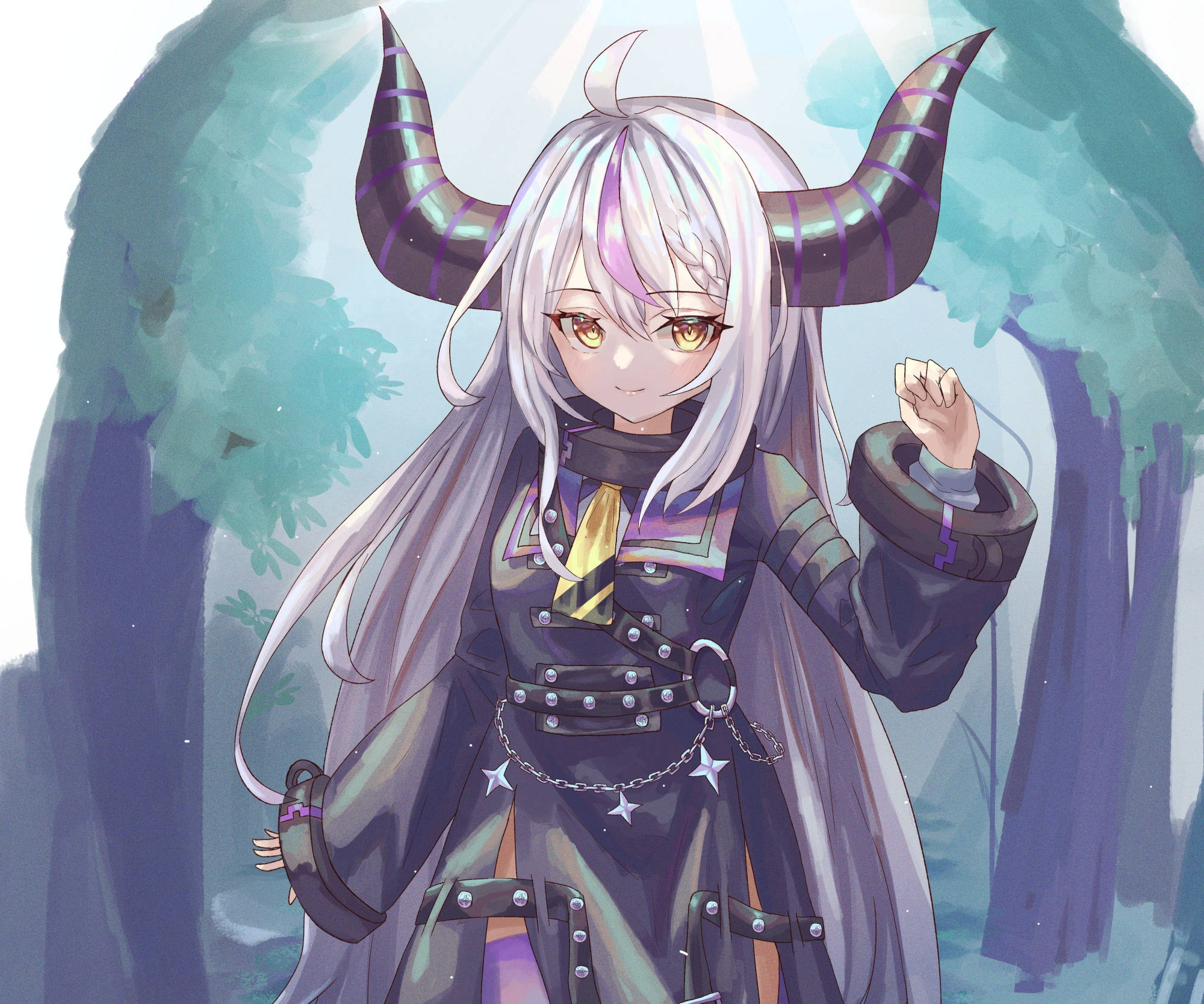 Hololive 虛擬 YouTuber La+ Darknesss 壁紙 — 一位銀髮、紫色角、金色眼睛的動漫女孩，自信地站在迷霧森林中，穿著深色盔甲服裝。