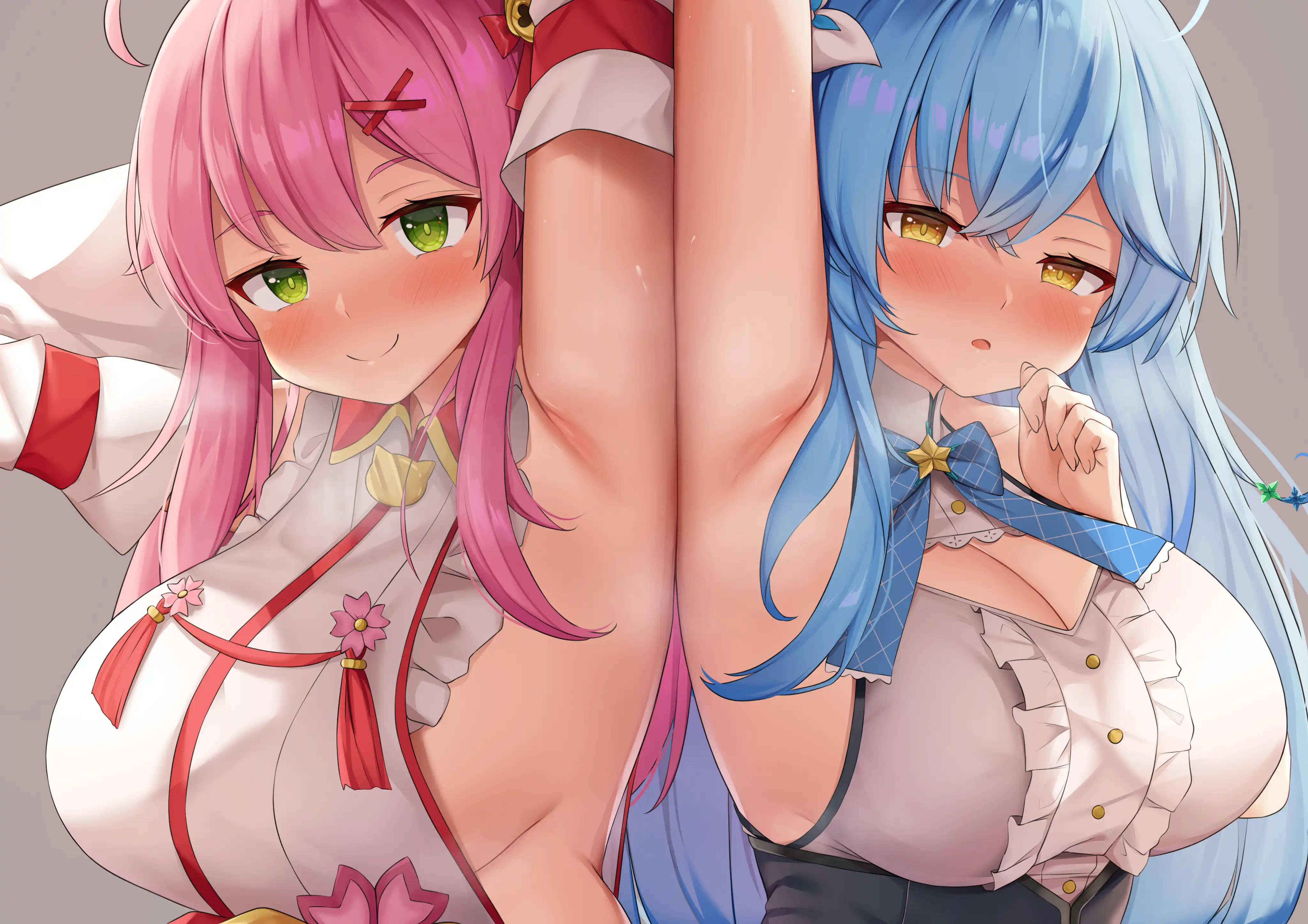 Hololive 女孩胸部與腋下圖 壁紙 — 兩個動漫女孩，一頭粉紅和藍色頭髮，在柔和的粉彩場景中從柱子後面頑皮地探出頭來。