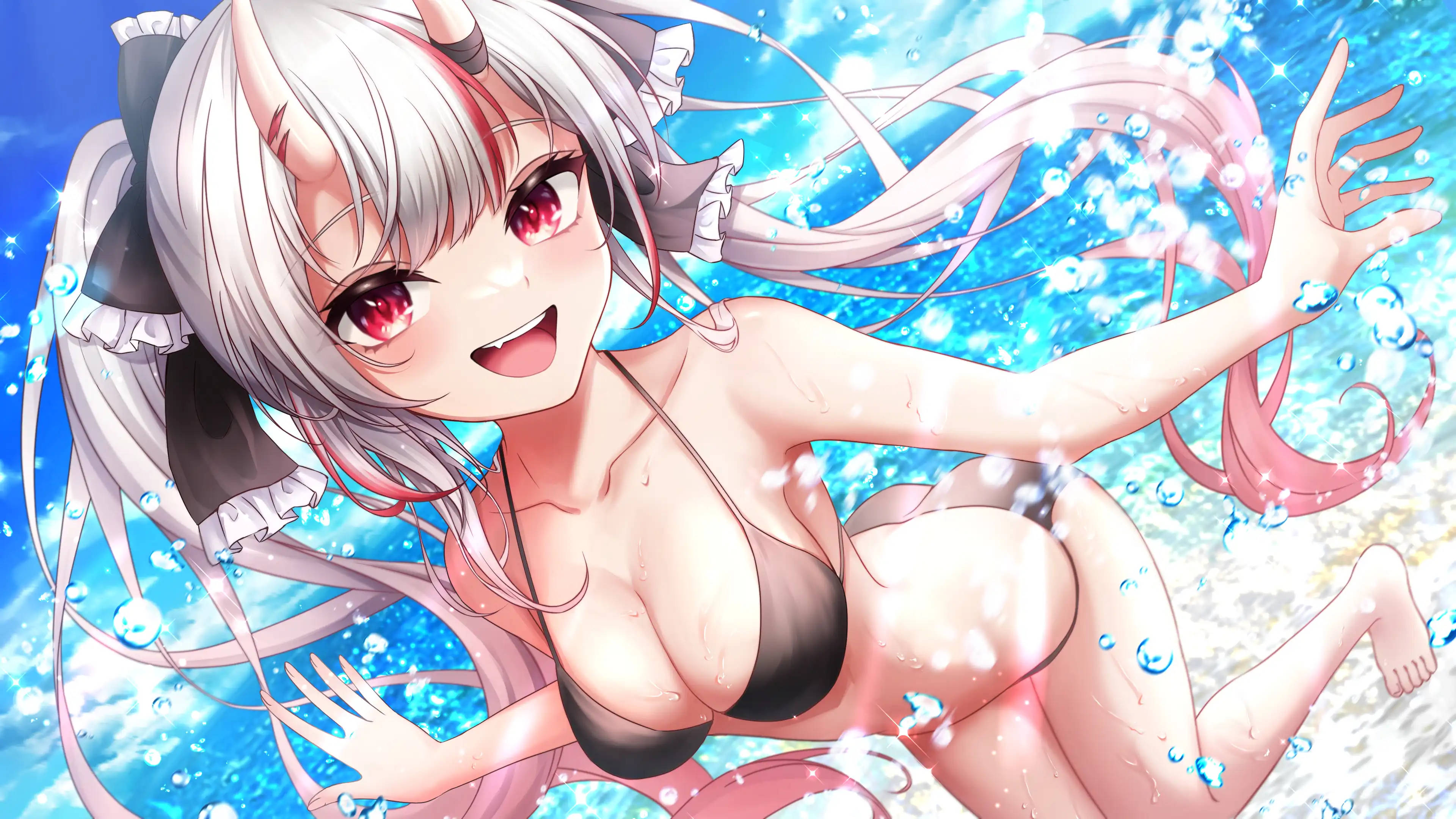 Hololive角色Ayame Nakiri穿比基尼 壁紙 — 一位開朗的動漫女孩，銀色頭髮，紅色眼睛，穿著黑色比基尼，在閃閃發光的藍色水中快樂地游泳。