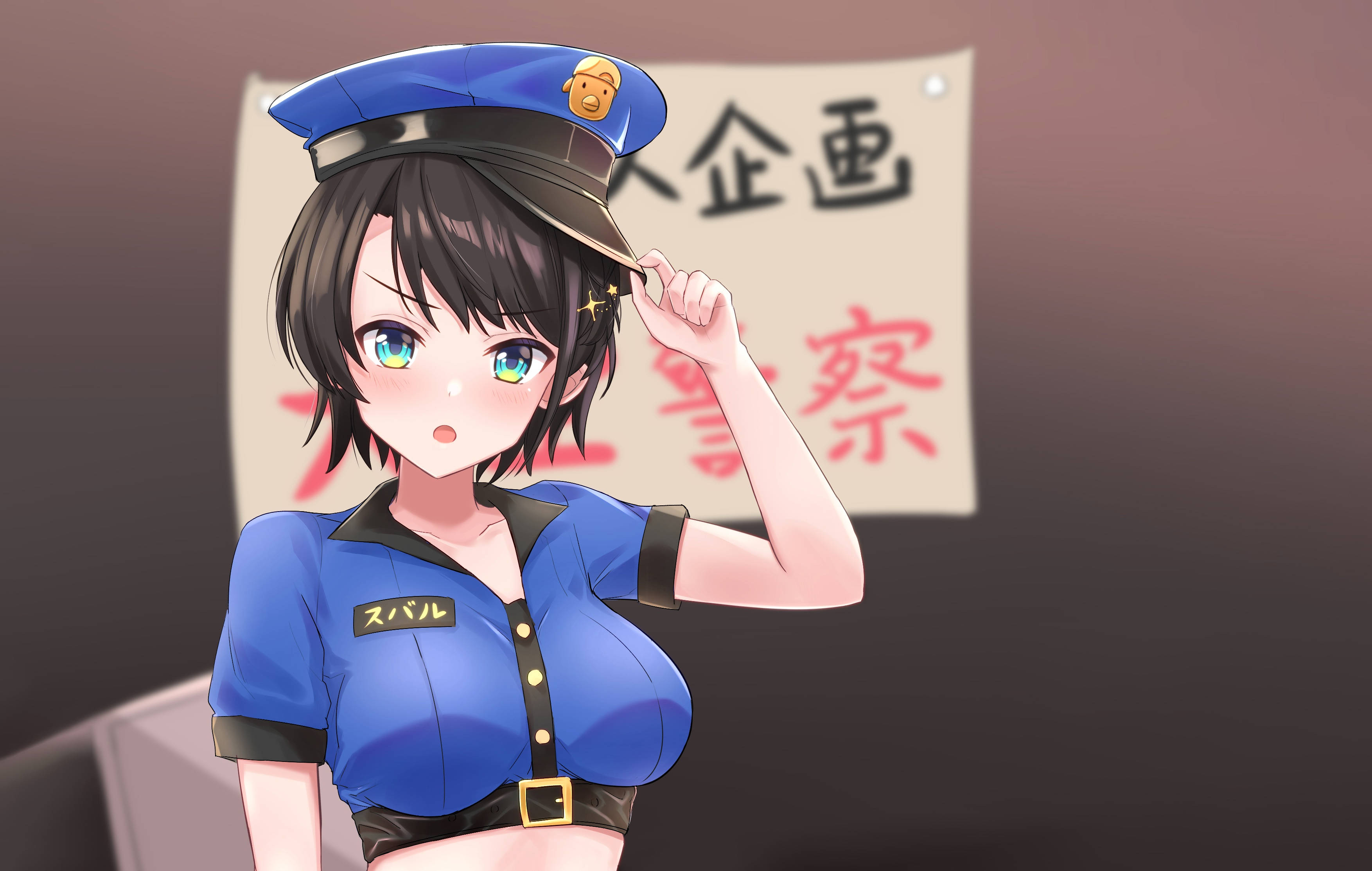Hololive第二代Oozora Subaru警官造型 壁紙 — 一位開朗的動漫女警穿著藍色制服，在模糊的背景前微笑敬禮。