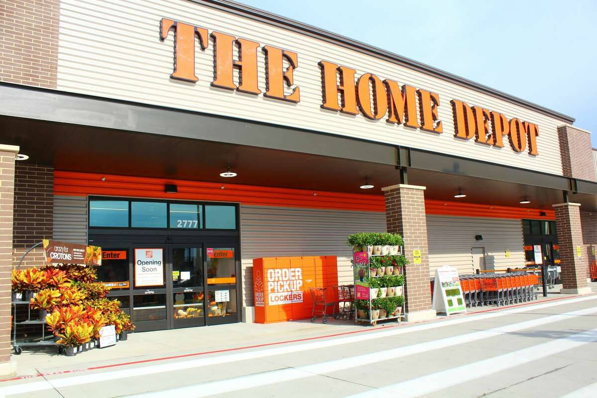 Home Depot 商店入口，外面有盆栽植物和購物車。