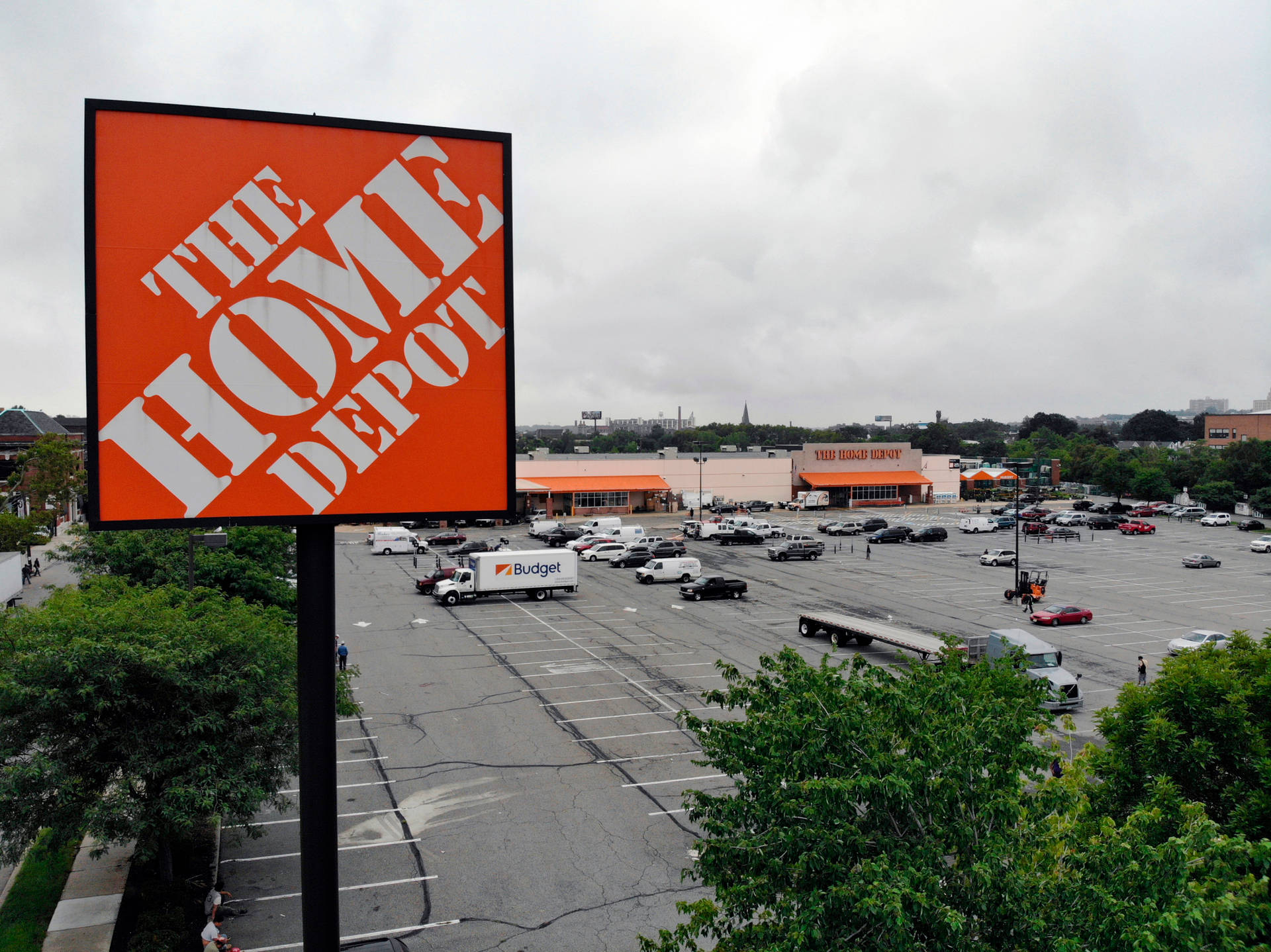 Home Depot商店，停車場在多雲的天空下停滿了車輛。