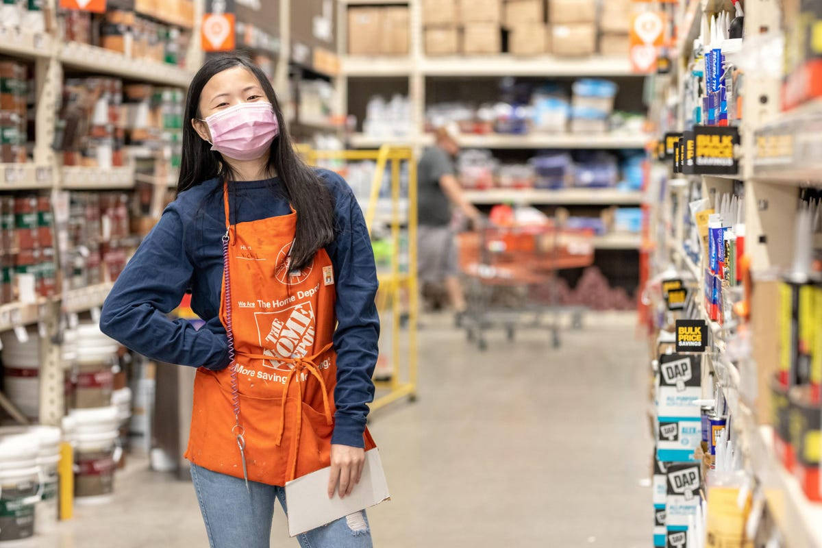 Home Depot員工戴著口罩在通道中拿著瓷磚
