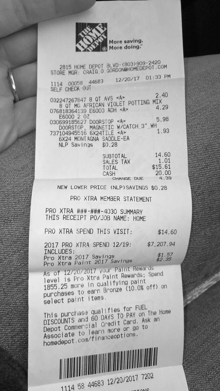 Home Depot商店收據 壁紙 — Home Depot 收據特寫，列出在紋理灰色表面上的油漆和五金購買記錄。