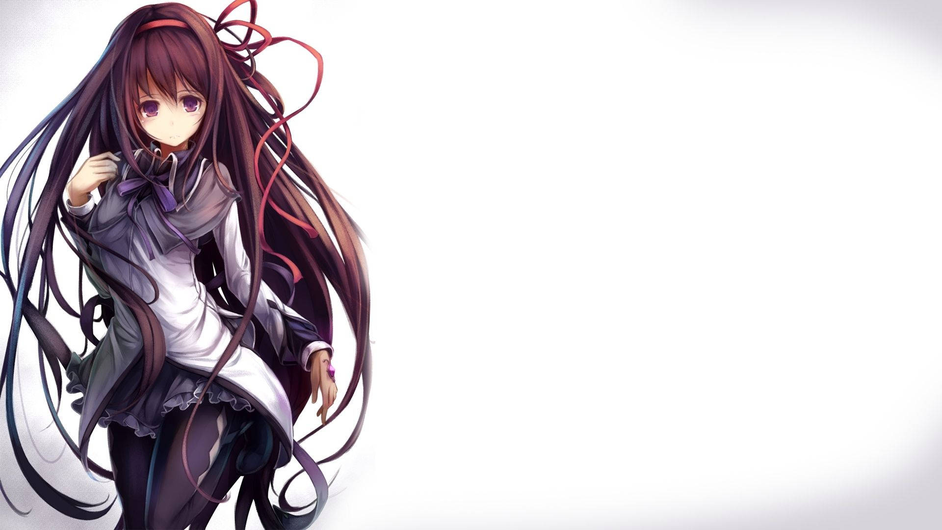 Homura Akemi 女孩卡通 壁紙 — 長黑髮紫眼動漫少女，身穿校服，站在純白背景前。