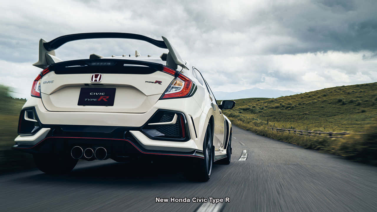 準備迎接充滿腎上腺素的駕駛體驗 — Honda Civic Type R 壁紙 — 一輛白色本田Civic Type R在陰天下行駛於蜿蜒的鄉村道路，帶有動態模糊效果。