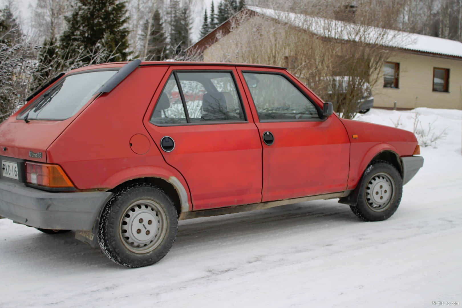 Fiat Ritmo 桌布 壁紙 — 一輛紅色復古菲亞特熊貓停泊在雪景冬季風景中，靠近一間有光禿樹木的房子。
