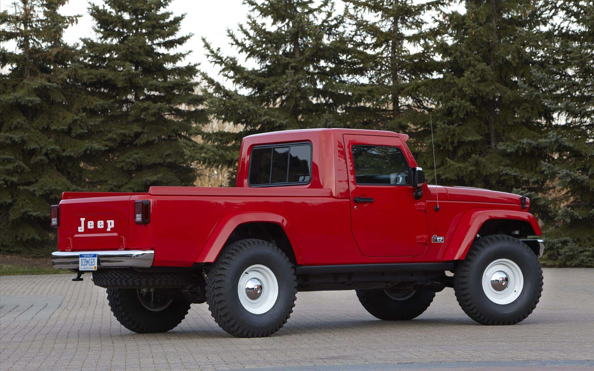 Jeep Gladiator 桌布 壁紙 — 一輛鮮紅色的Jeep皮卡車配備白色側壁輪胎，停泊在鋪砌路面上，背景是高聳的常綠樹。