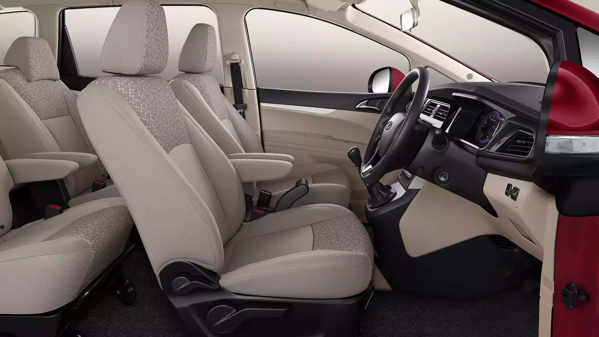 Mahindra Marazzo 桌布 壁紙 — 紅色小型客貨車的乾淨米色內飾，配以圖案座椅和現代儀表板。