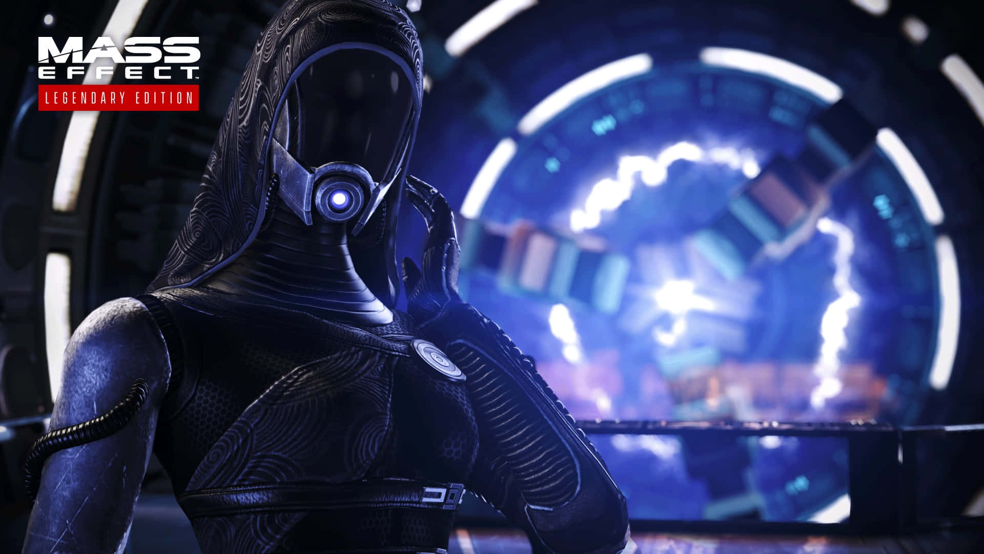 Mass Effect Legendary Edition 桌布 壁紙 — 一個戴著兜帽、身穿暗色盔甲的阿莎莉角色站在未來科幻場景中，身後有發光的藍色圓形建築。