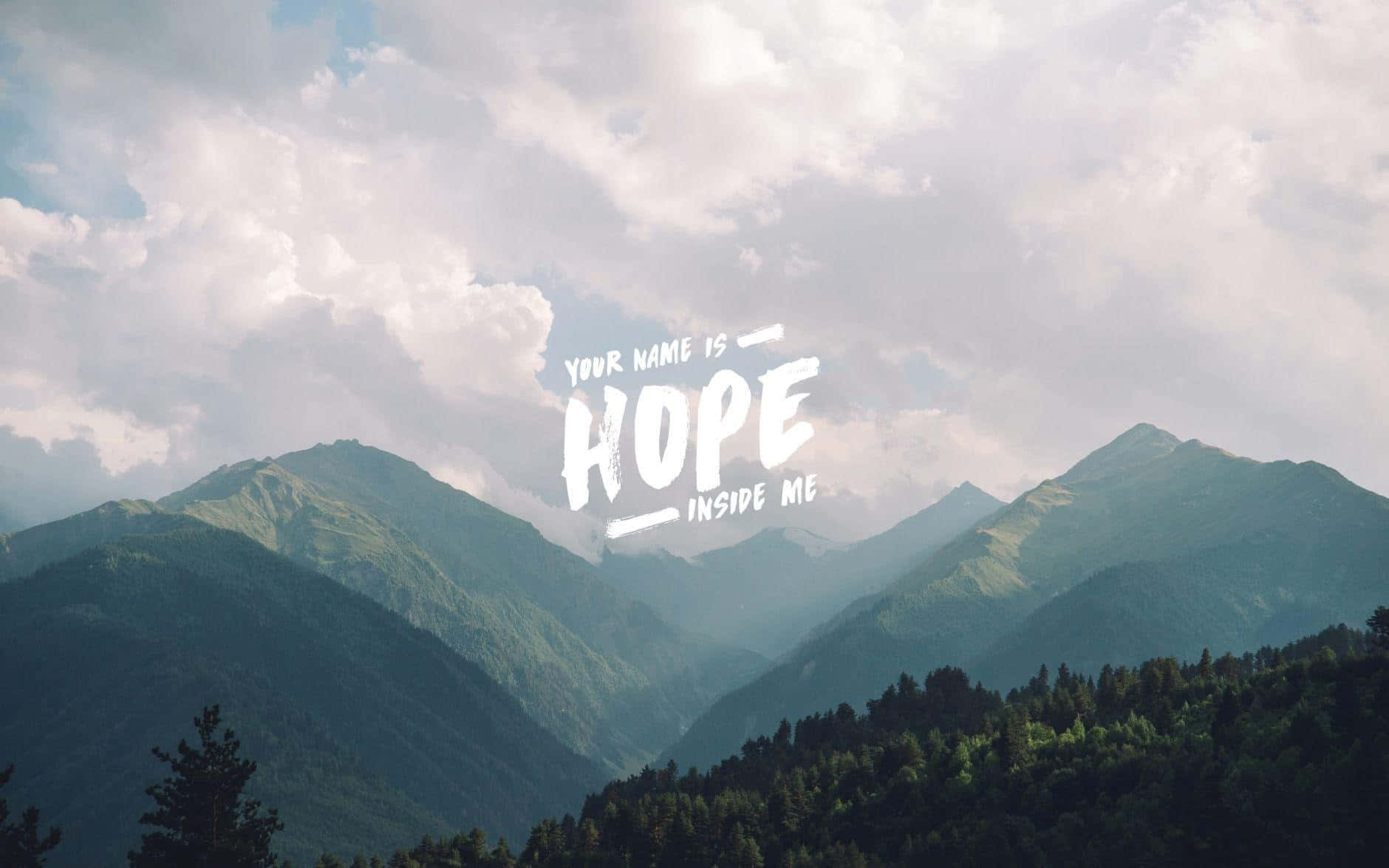 山脈上覆蓋著鼓舞人心的文字，寫著「Your name is hope inside me」。