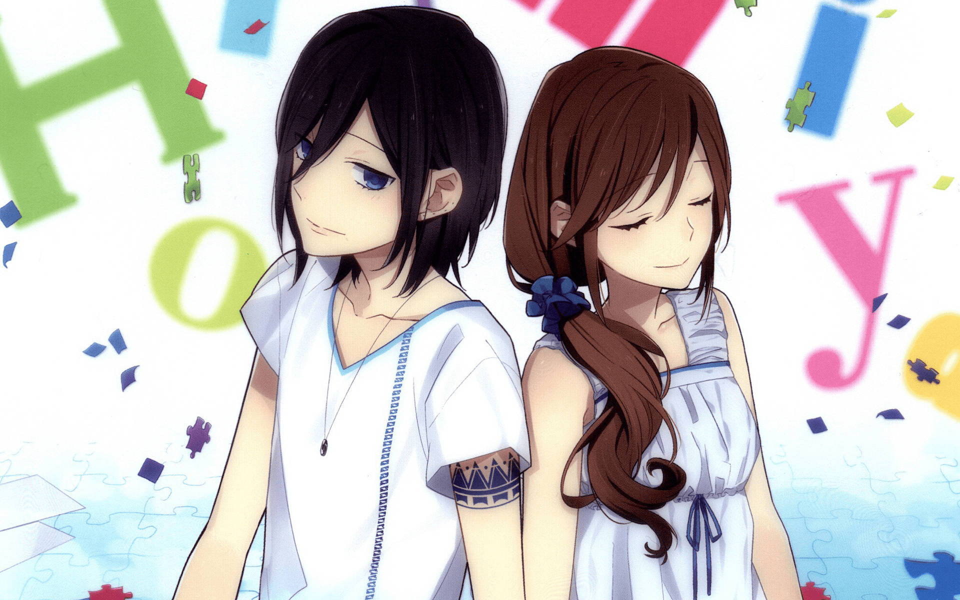 Horimiya 情侶白色服裝 壁紙 — 兩個穿著白色連衣裙的動漫青少年背靠背站在明亮的拼圖背景前，周圍有彩色紙屑和部分字母。