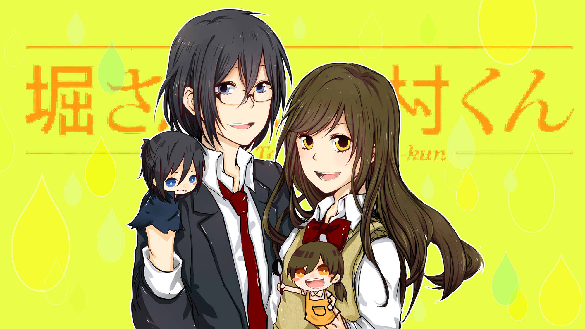 Horimiya 指偶情侶 壁紙 — 兩個穿著校服的動漫青少年在明亮的黃色背景前抱著自己的Q版分身，背景有日文字和雨滴圖案。