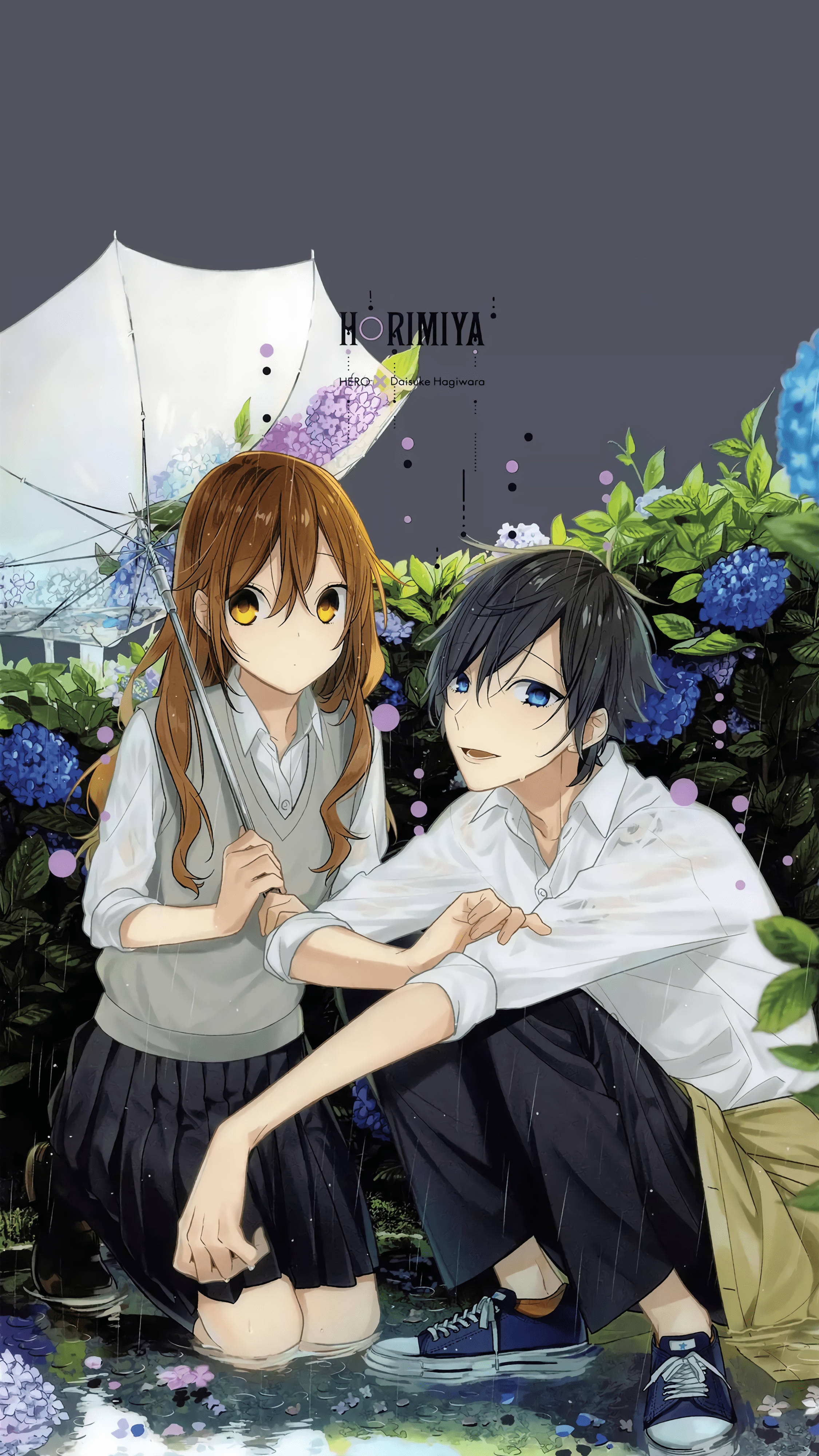 Horimiya 雨中情侶 壁紙 — 兩個動漫青少年在雨黃昏天空下，在紫色繡球花中共享一把白色雨傘。
